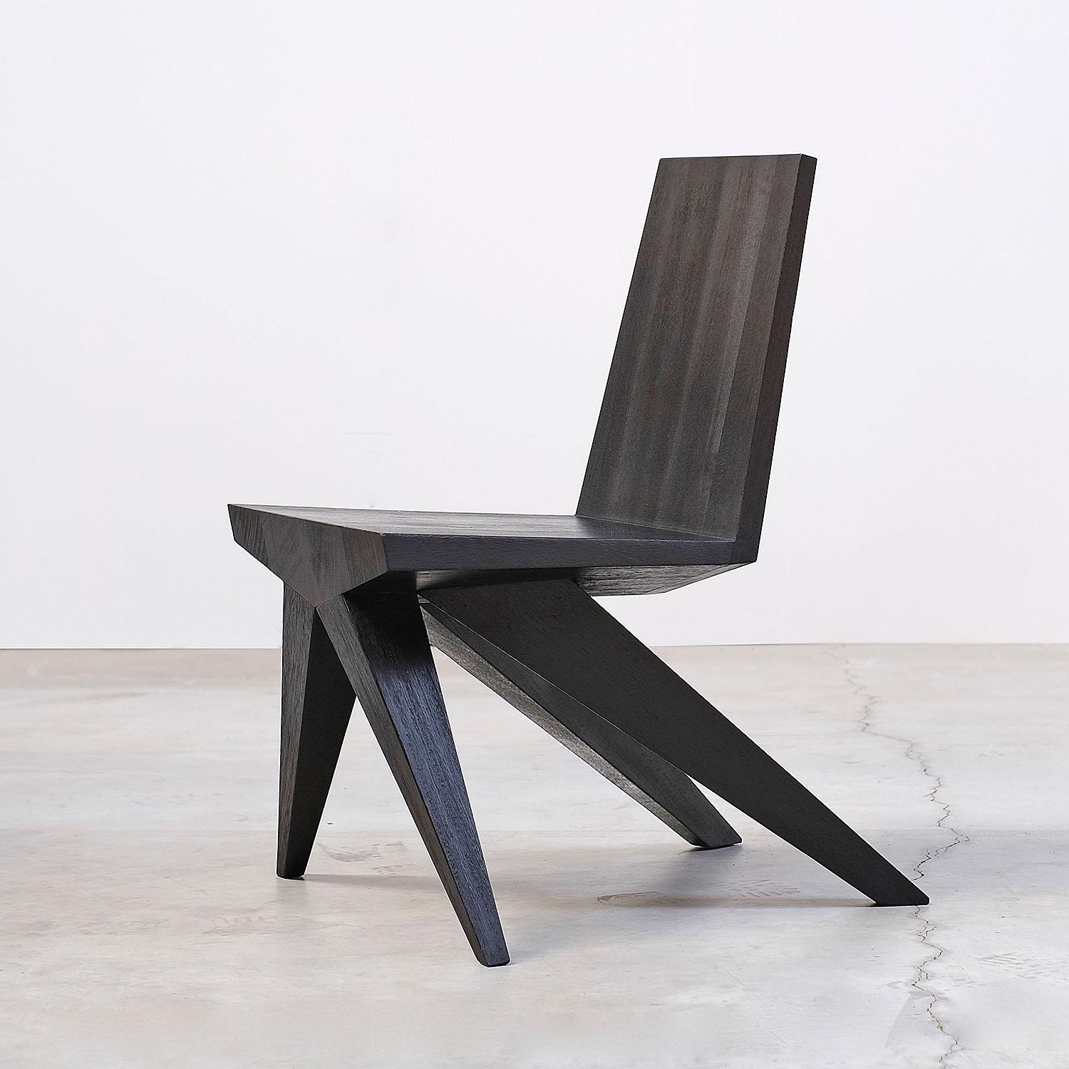 Chaise de salle à manger contemporaine noire en bois d'Iroko pour salle à manger en V par Arno Declercq 1