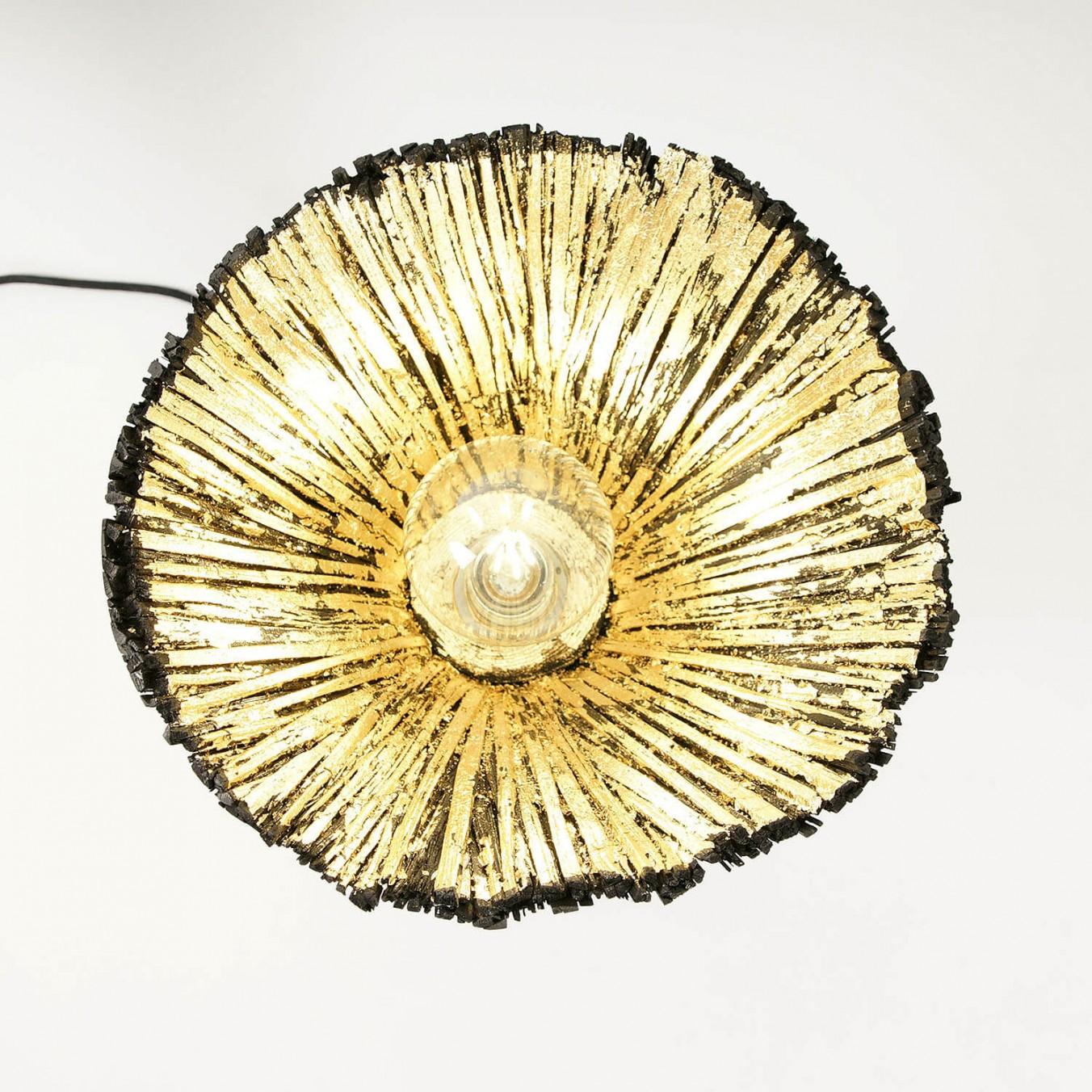 Zeitgenössische schwarz-goldene Tischlampe aus gepresstem Holz von Johannes Hemann (Moderne) im Angebot