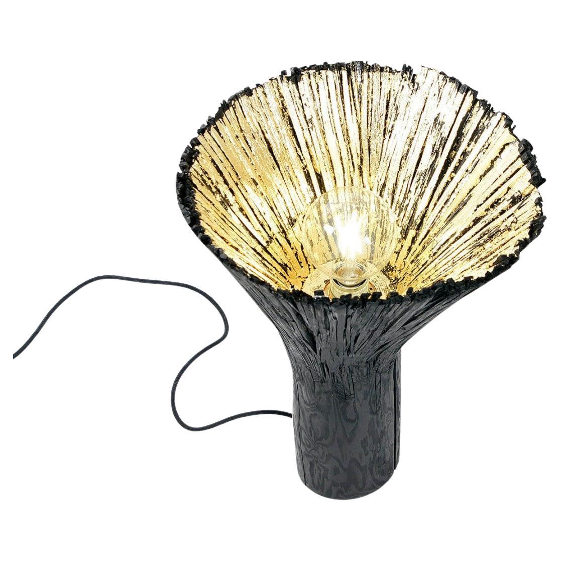 Zeitgenössische schwarz-goldene Tischlampe aus gepresstem Holz von Johannes Hemann im Angebot