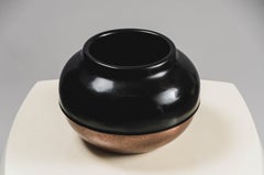 Vaso contemporaneo in lacca nera e rame di Robert Kuo, edizione limitata