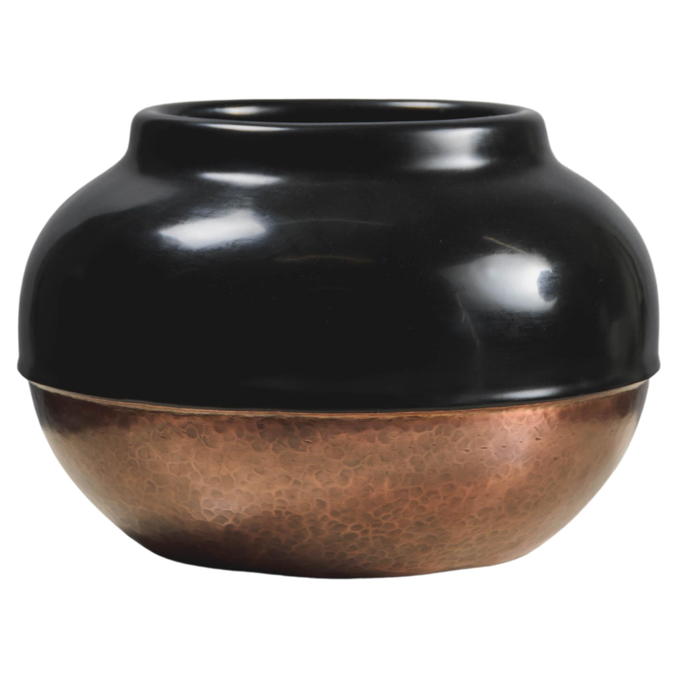 Pot contemporain en laque noire et cuivre de Robert Kuo, édition limitée
