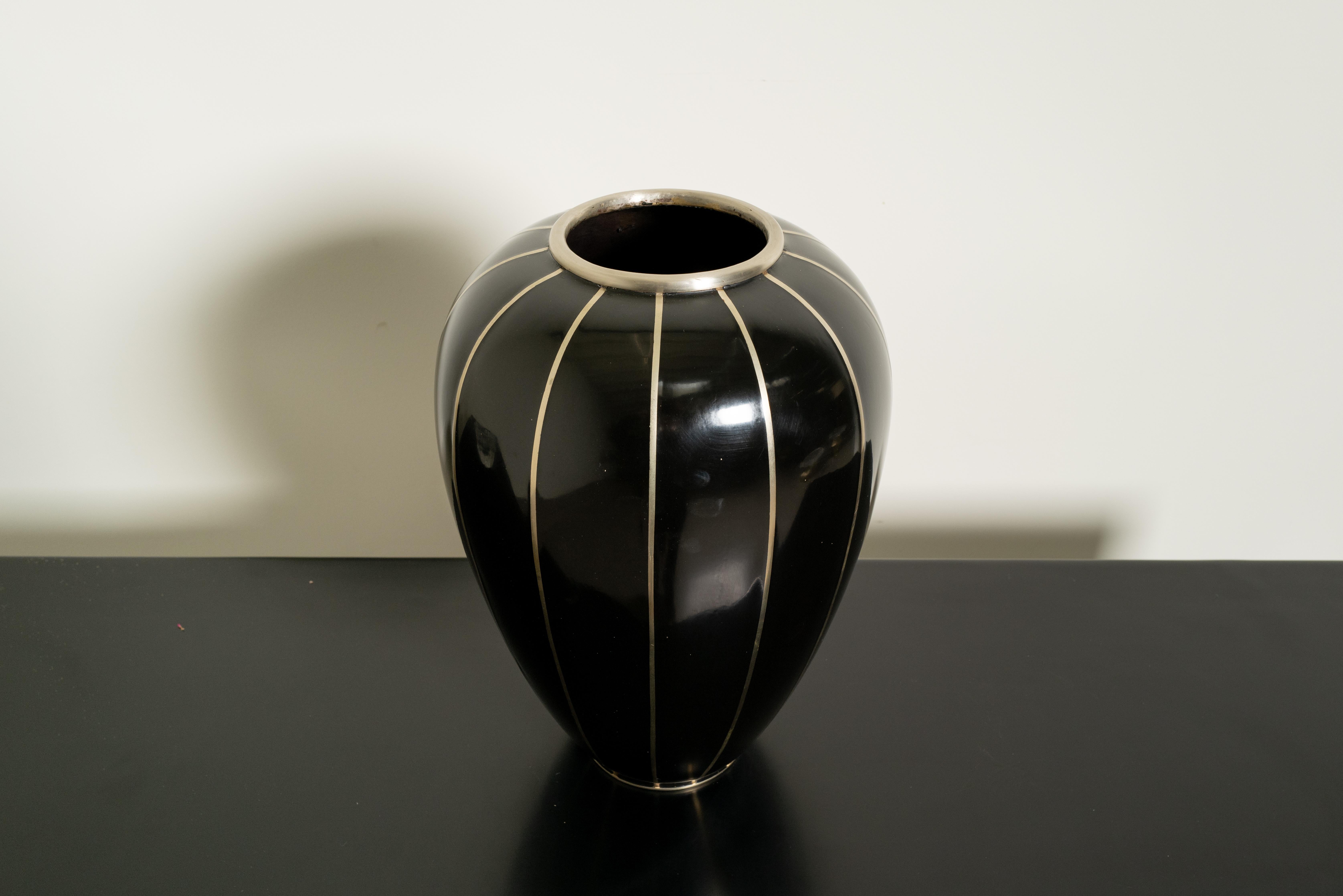 Zeitgenössische Balustervase aus schwarzem Lack mit weißen Bronzestreifen von Robert Kuo (Repoussé) im Angebot