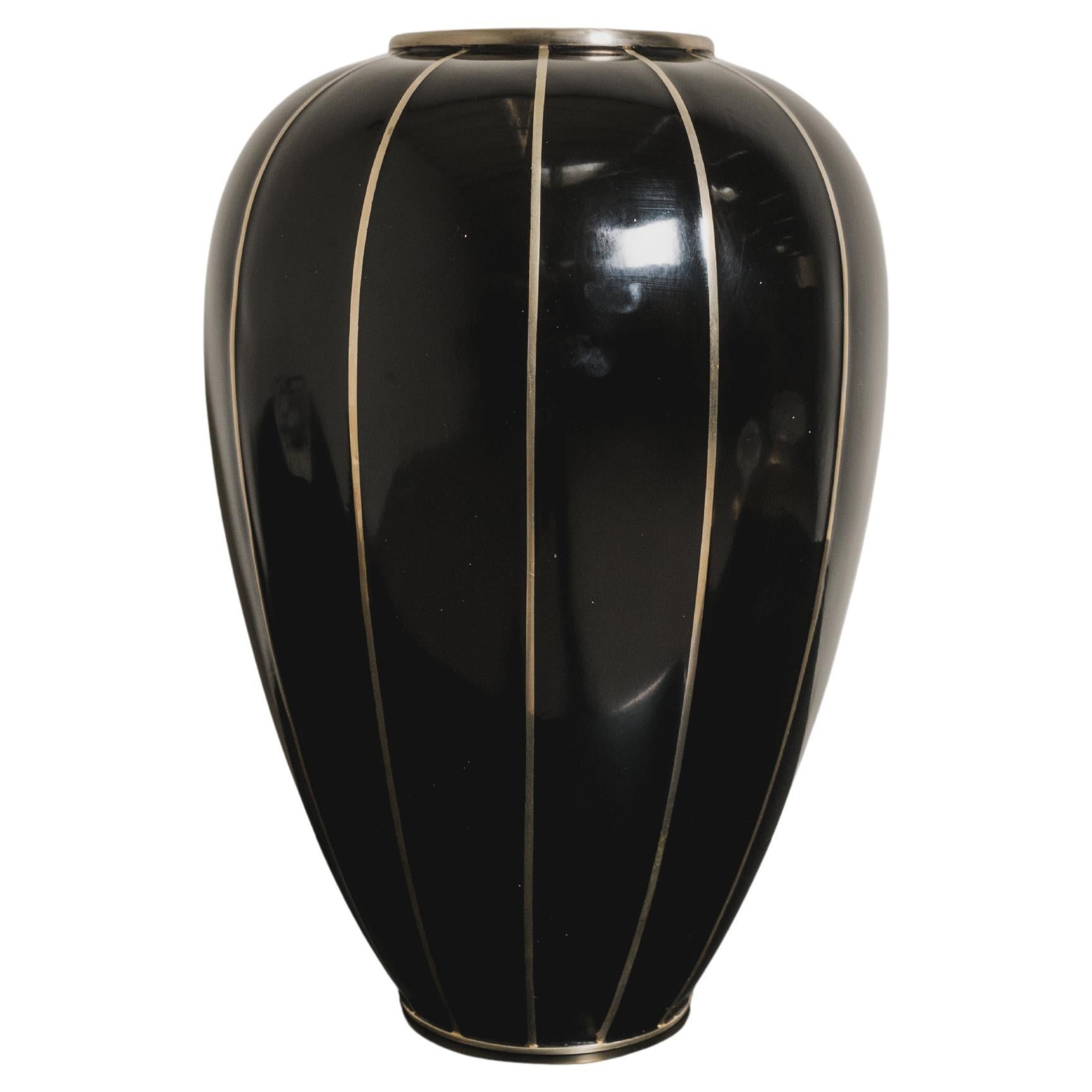 Vase balustre contemporain en laque noire avec bandes blanches en bronze par Robert Theo