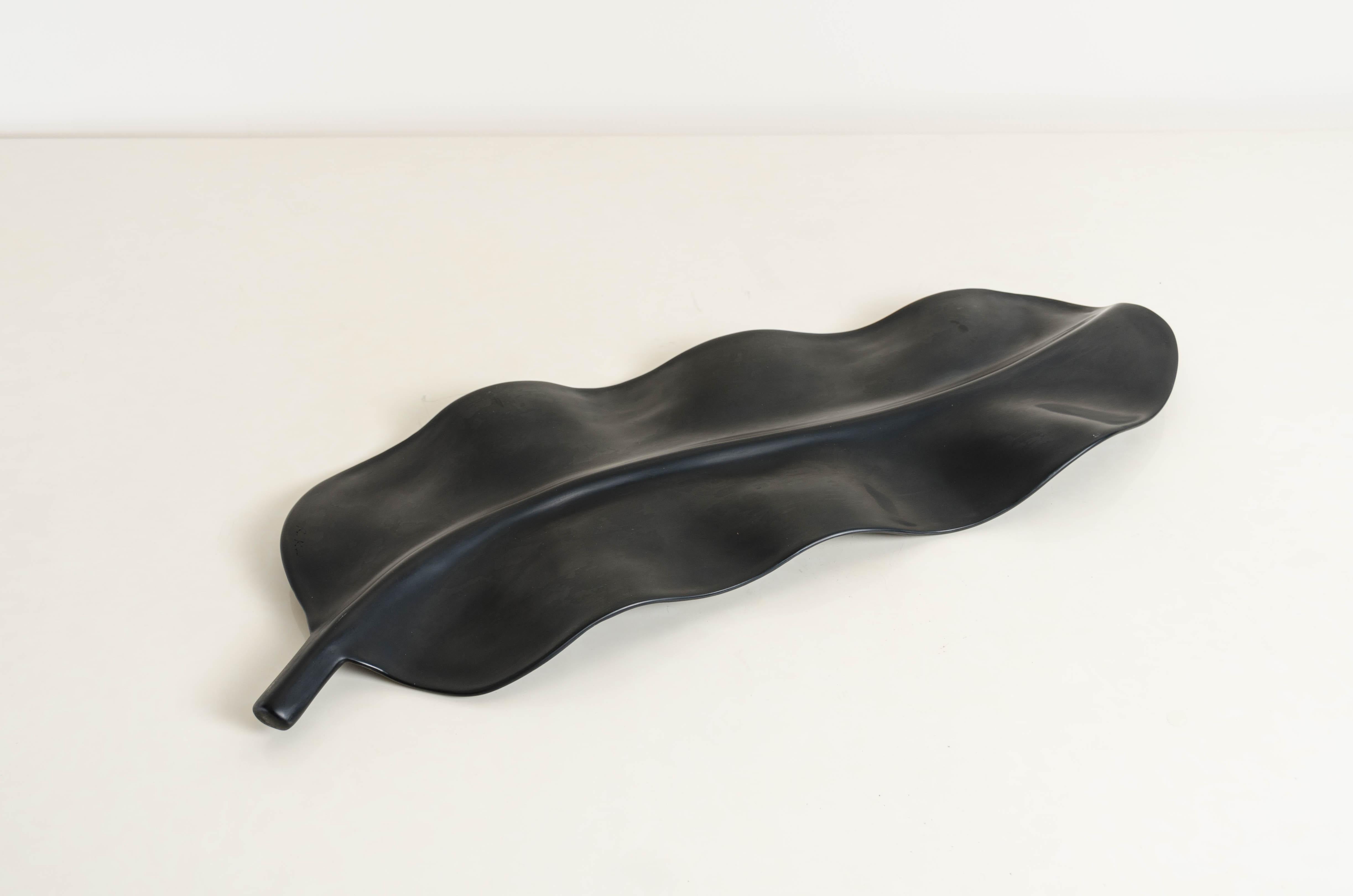 Zeitgenössische schwarze Lack- Bananenblatt-Skulptur von Robert Kuo, limitierte Auflage (Kupfer) im Angebot
