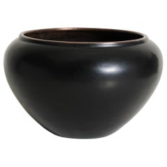 Pot "Bo" contemporain en laque noire avec bord en cuivre de Robert Kuo