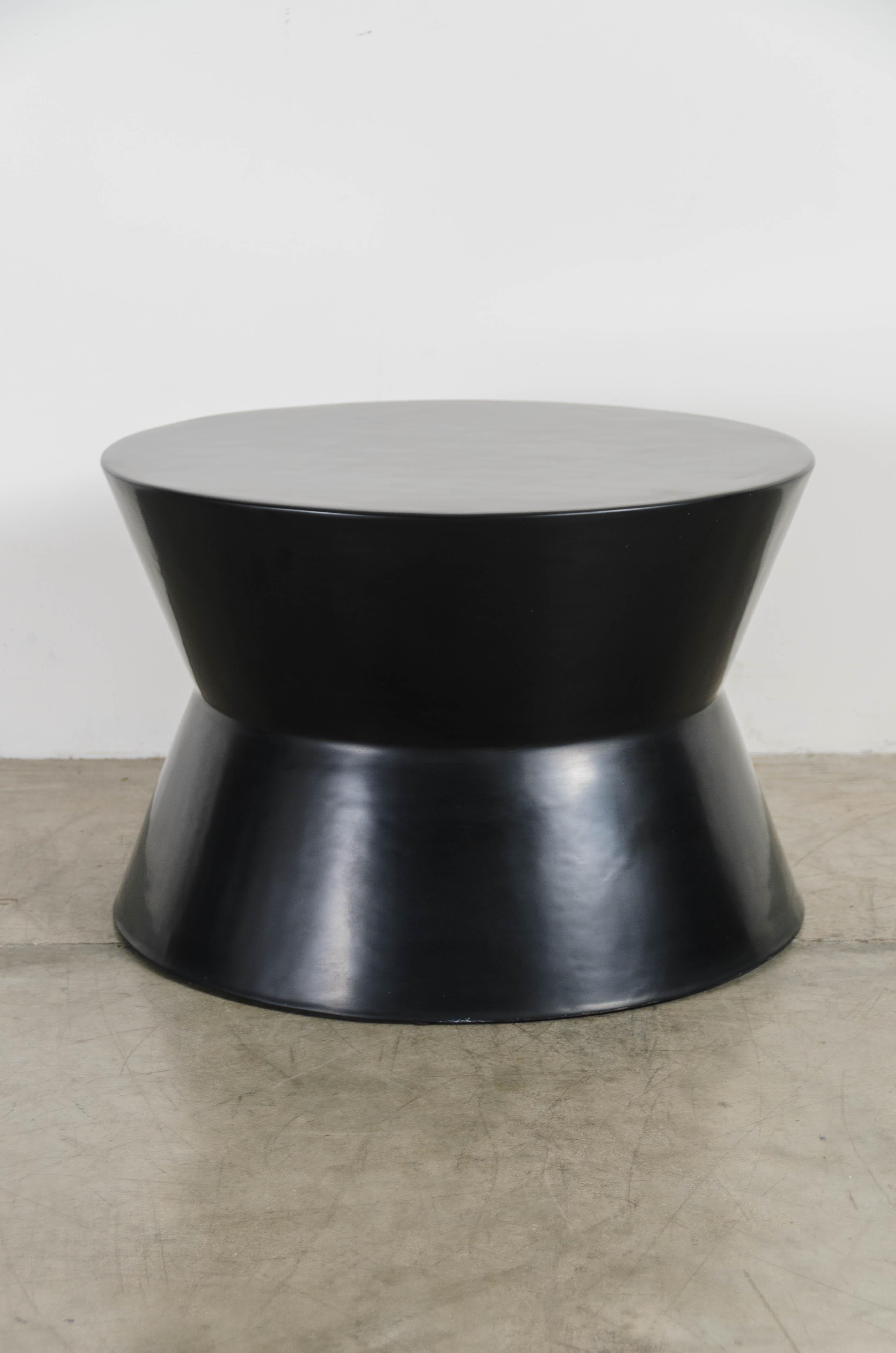 Tabouret de batterie avec taille
Laque noire
Main repoussée
Edition limitée 
Chaque pièce est fabriquée individuellement et est unique. 
La laque est une technique qui remonte à la dynastie des Shang, circa 1600 - 1100 avant J-C. Ces pièces