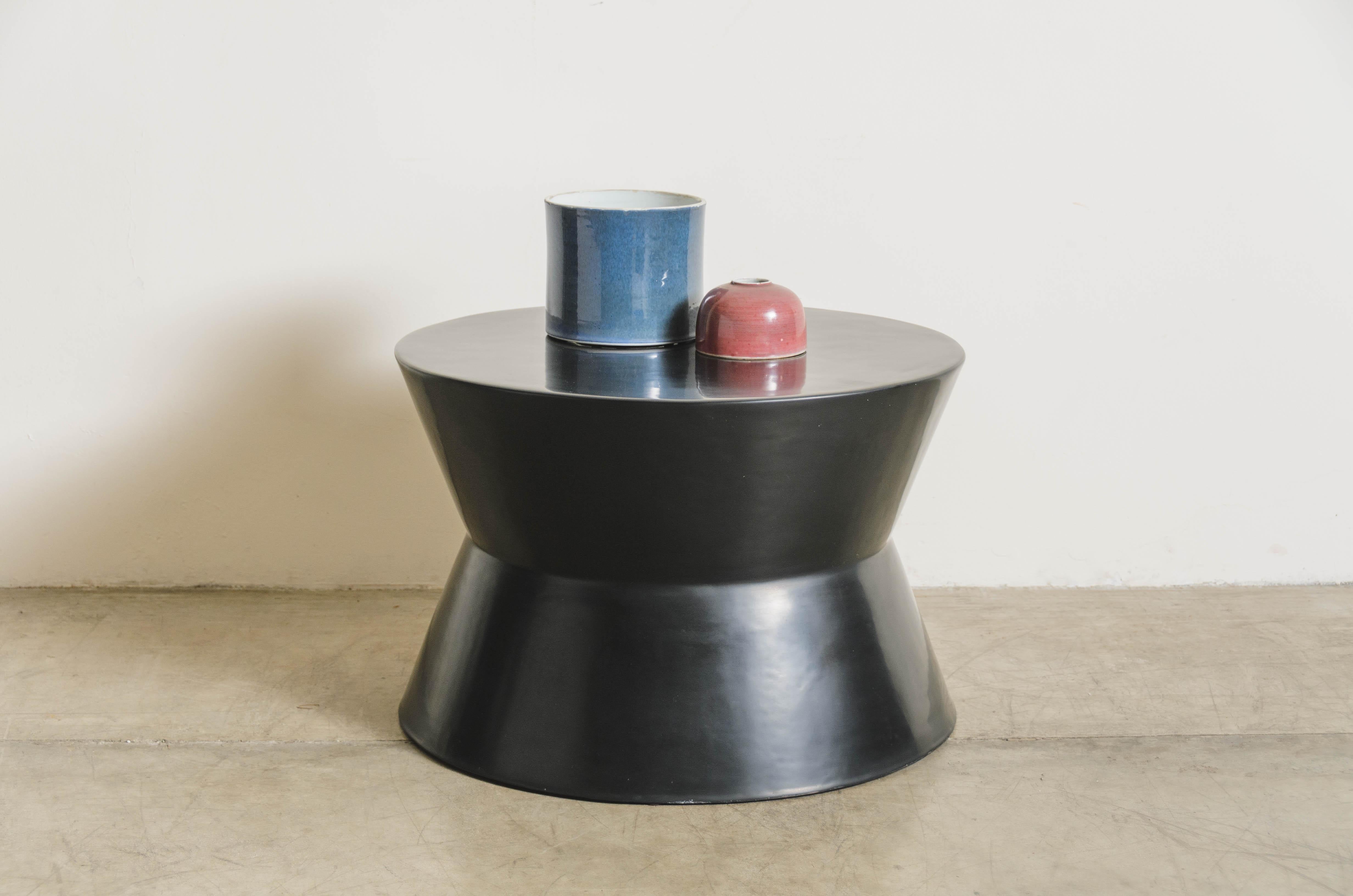 Repoussé Tabouret de tambour contemporain en laque noire à la taille de Robert Kuo, édition limitée en vente