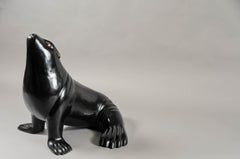 Escultura contemporánea de león marino lacado en negro de Robert Kuo, edición limitada