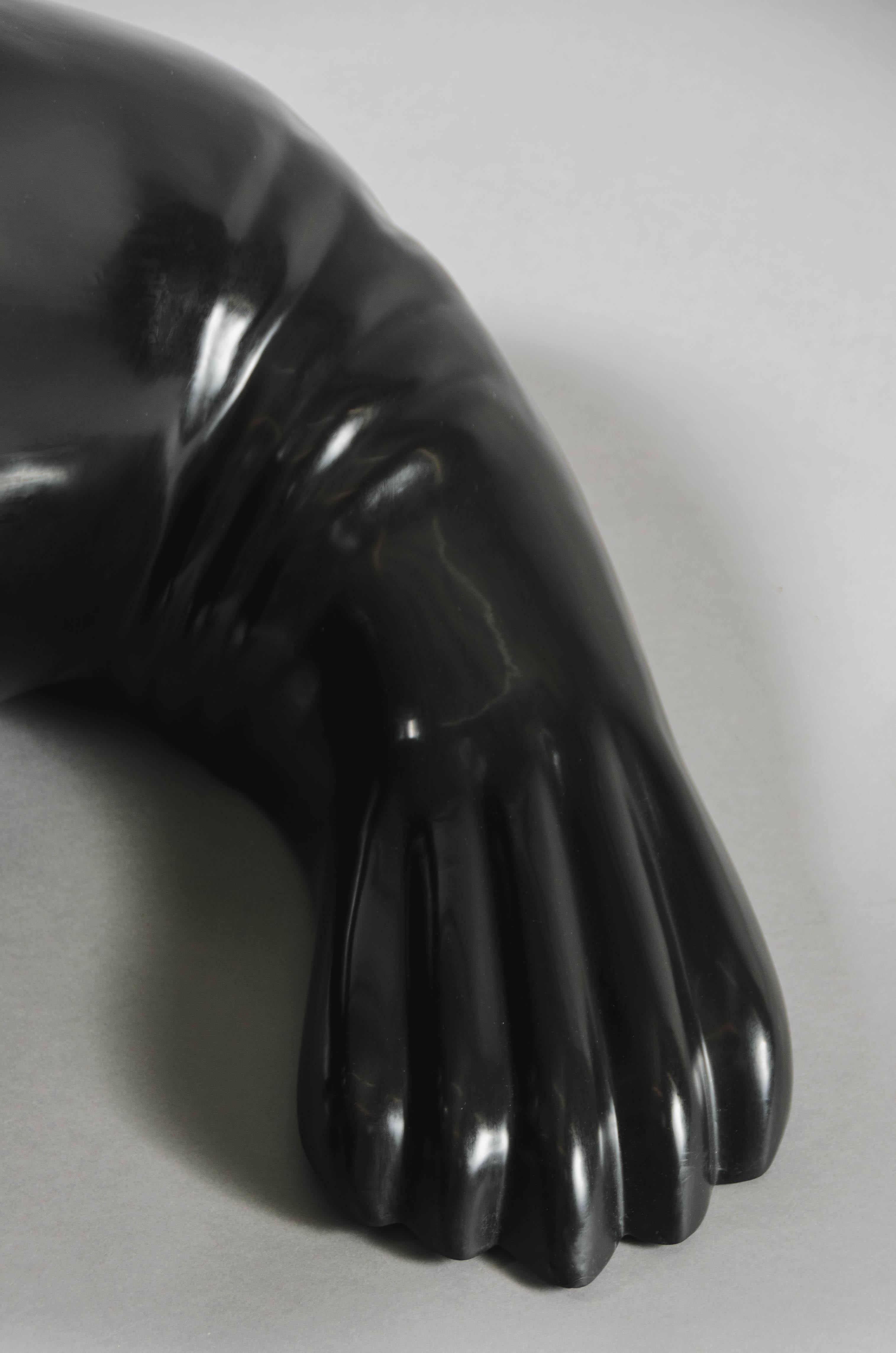 Zeitgenössische schwarze Lack-Seelöwen-Skulptur von Robert Kuo, limitierte Auflage (Repoussé) im Angebot