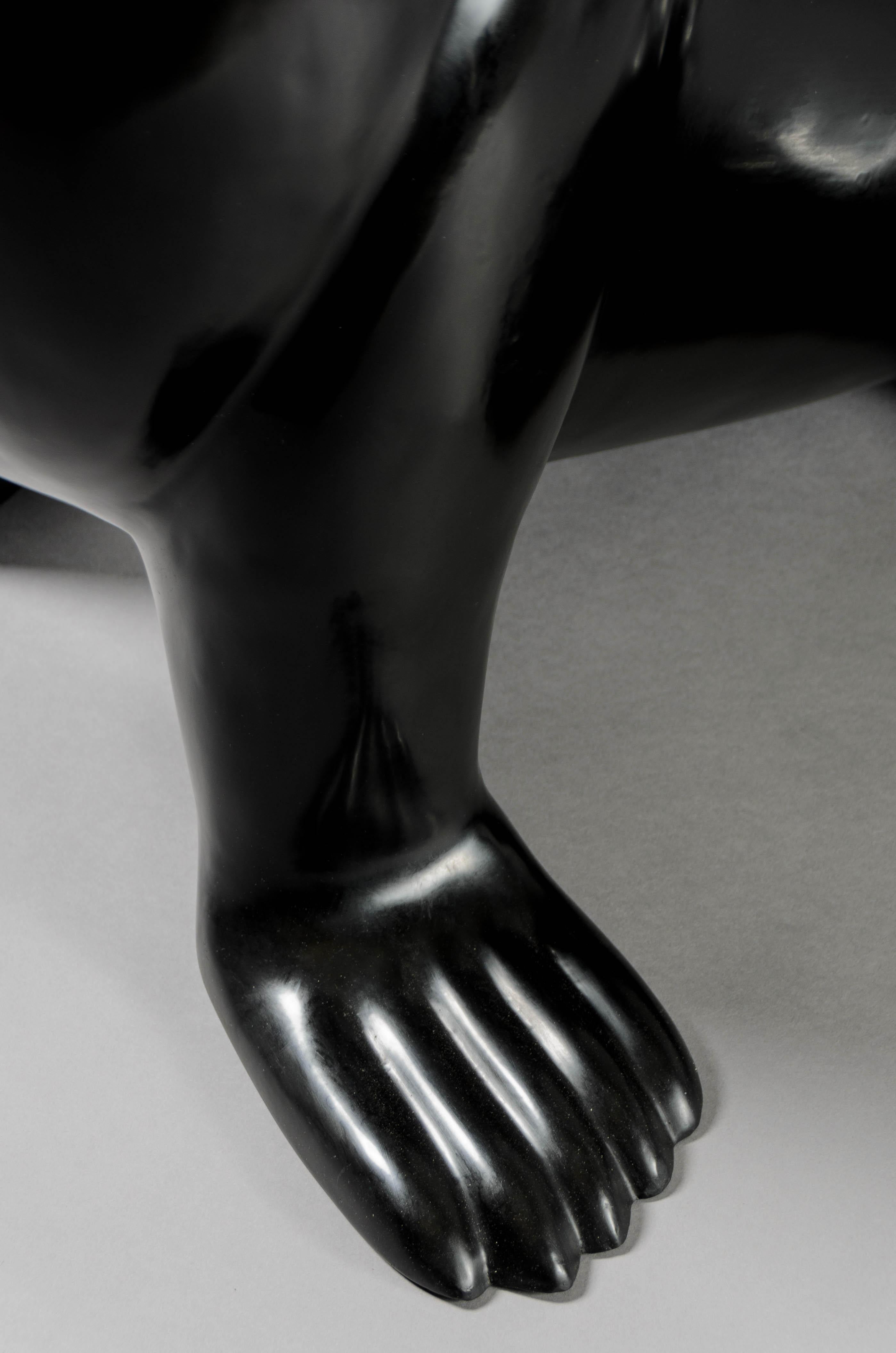 Escultura contemporánea de león marino lacado en negro de Robert Kuo, edición limitada en Nuevo estado para la venta en Los Angeles, CA