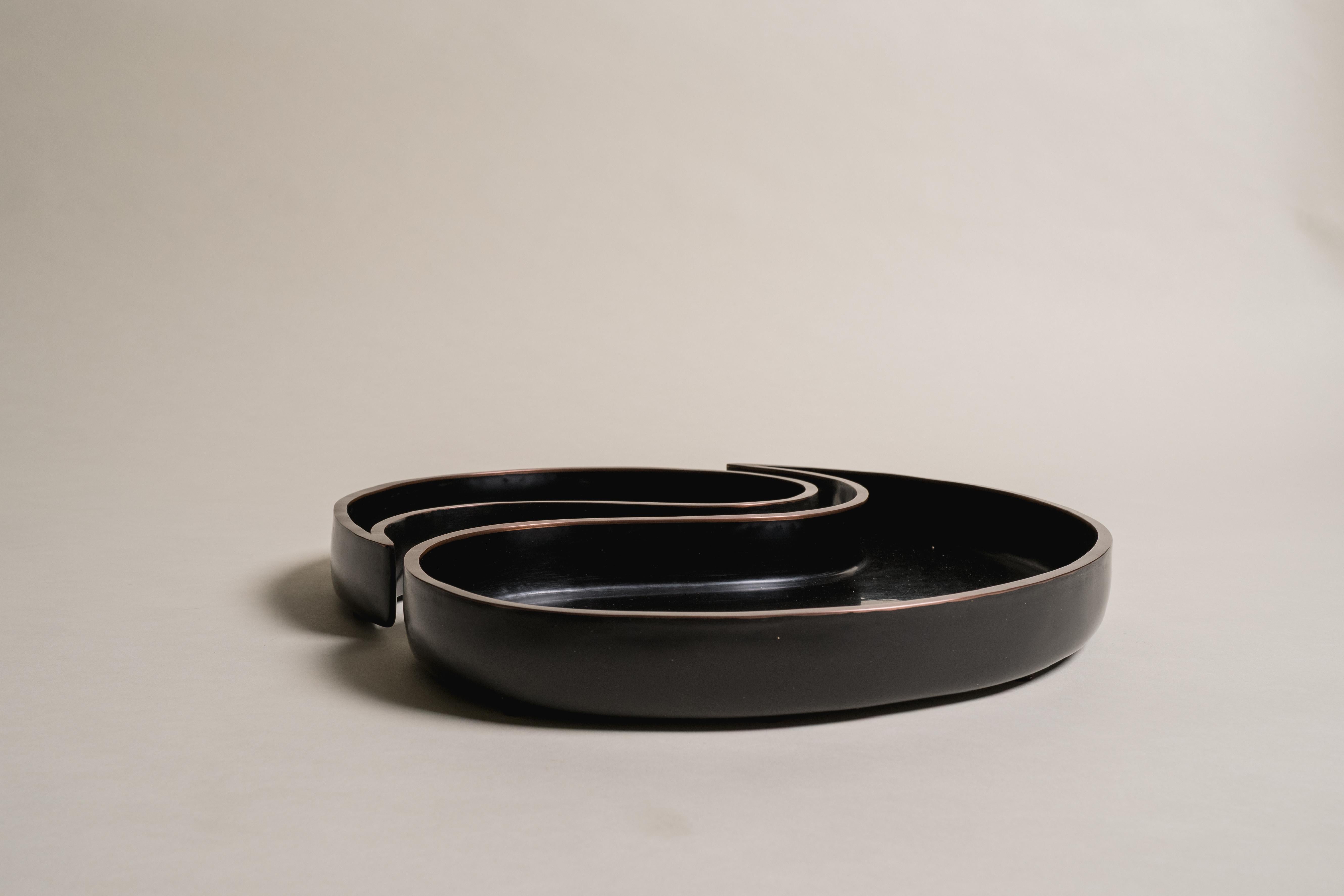 Tang Design Tabletts mit Kupferrändern (2er Set)
Schwarzer Lack
Antikkupfer
Lackiertes Kupfermetall
Hand Repoussé
Limitierte Auflage

Groß: 15 1/4 