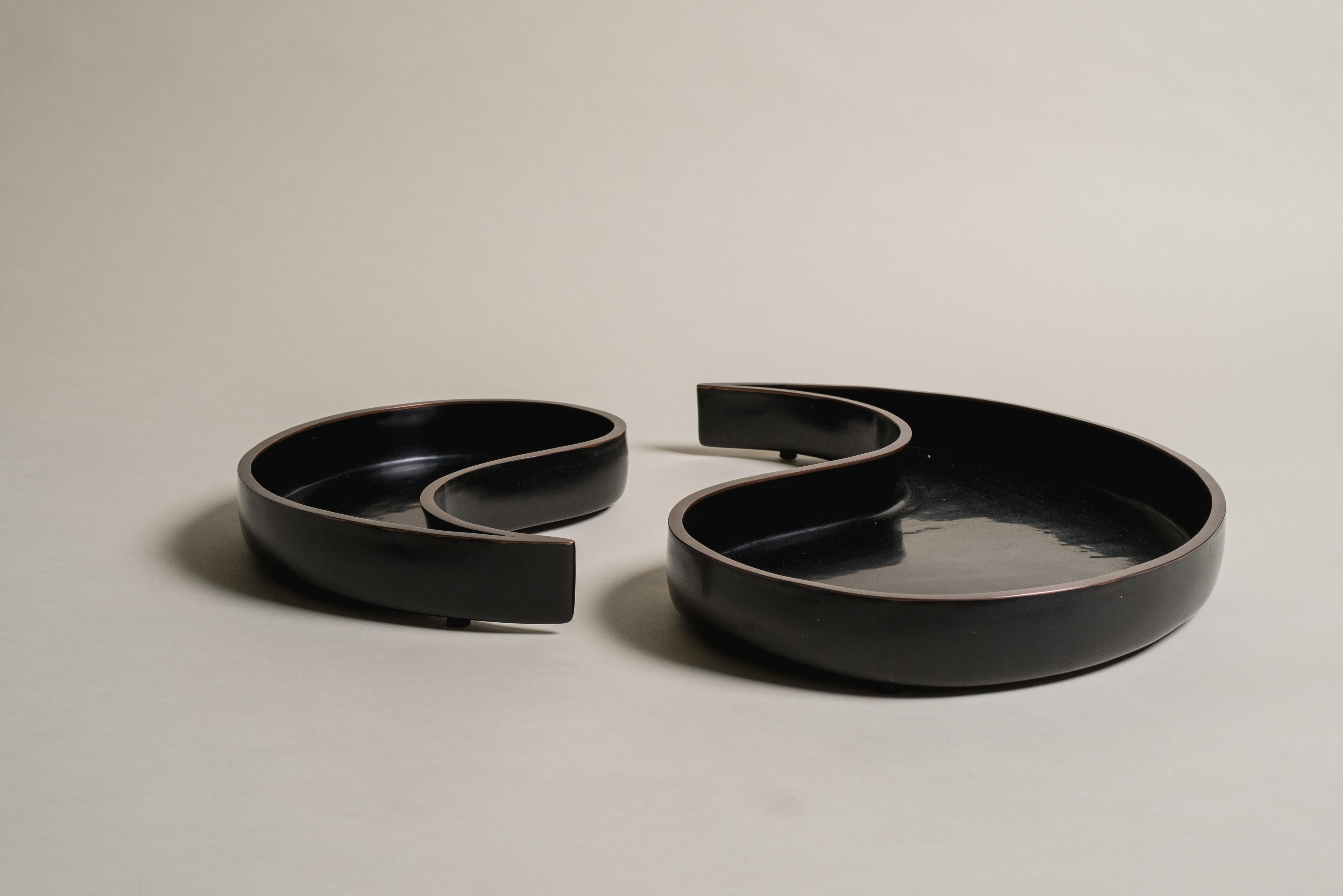 Zeitgenössisches schwarzes Lack-Tang-Design-Tablett-Set mit Kupferrand von Robert Kuo (Lackiert) im Angebot