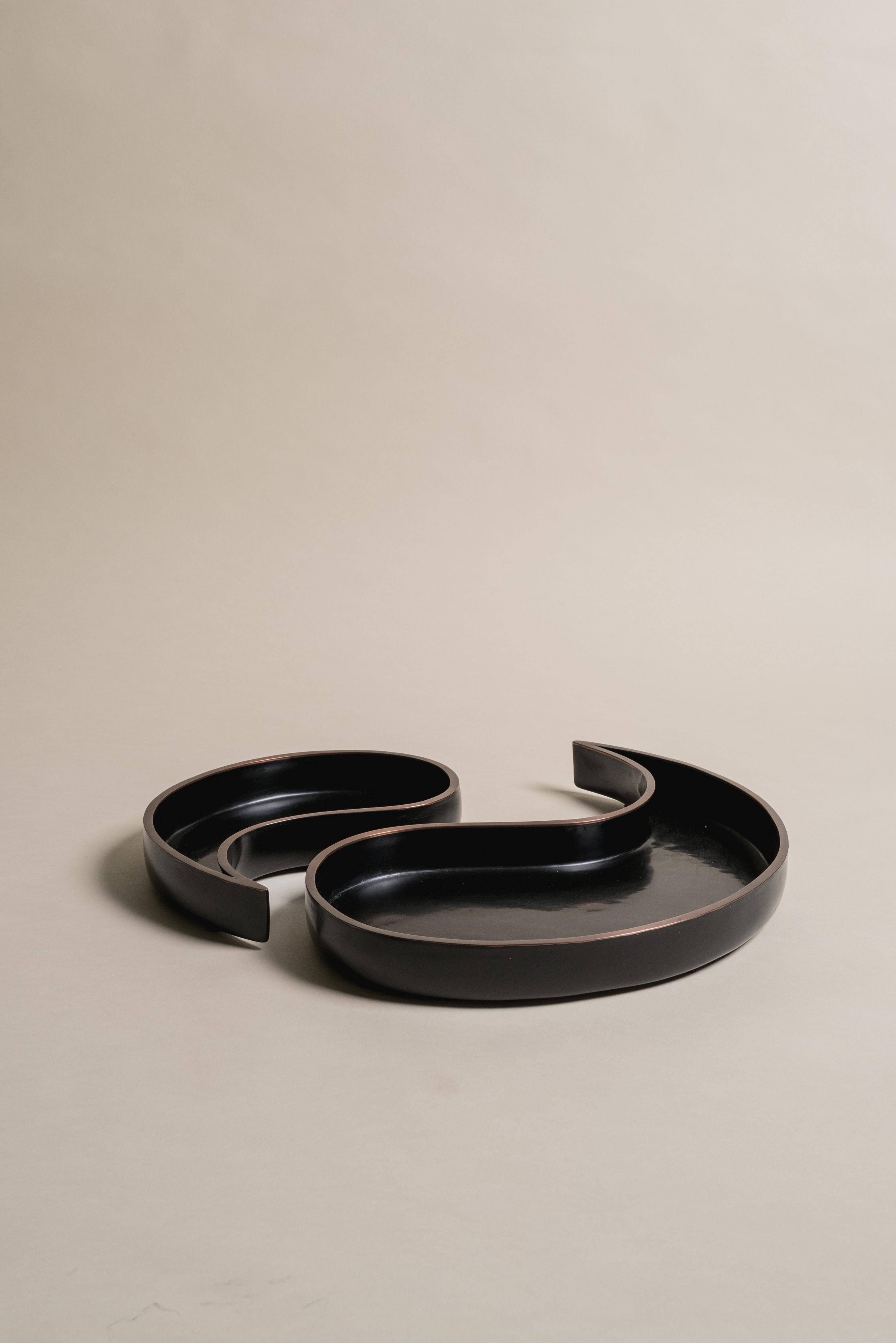 Zeitgenössisches schwarzes Lack-Tang-Design-Tablett-Set mit Kupferrand von Robert Kuo im Zustand „Neu“ im Angebot in Los Angeles, CA