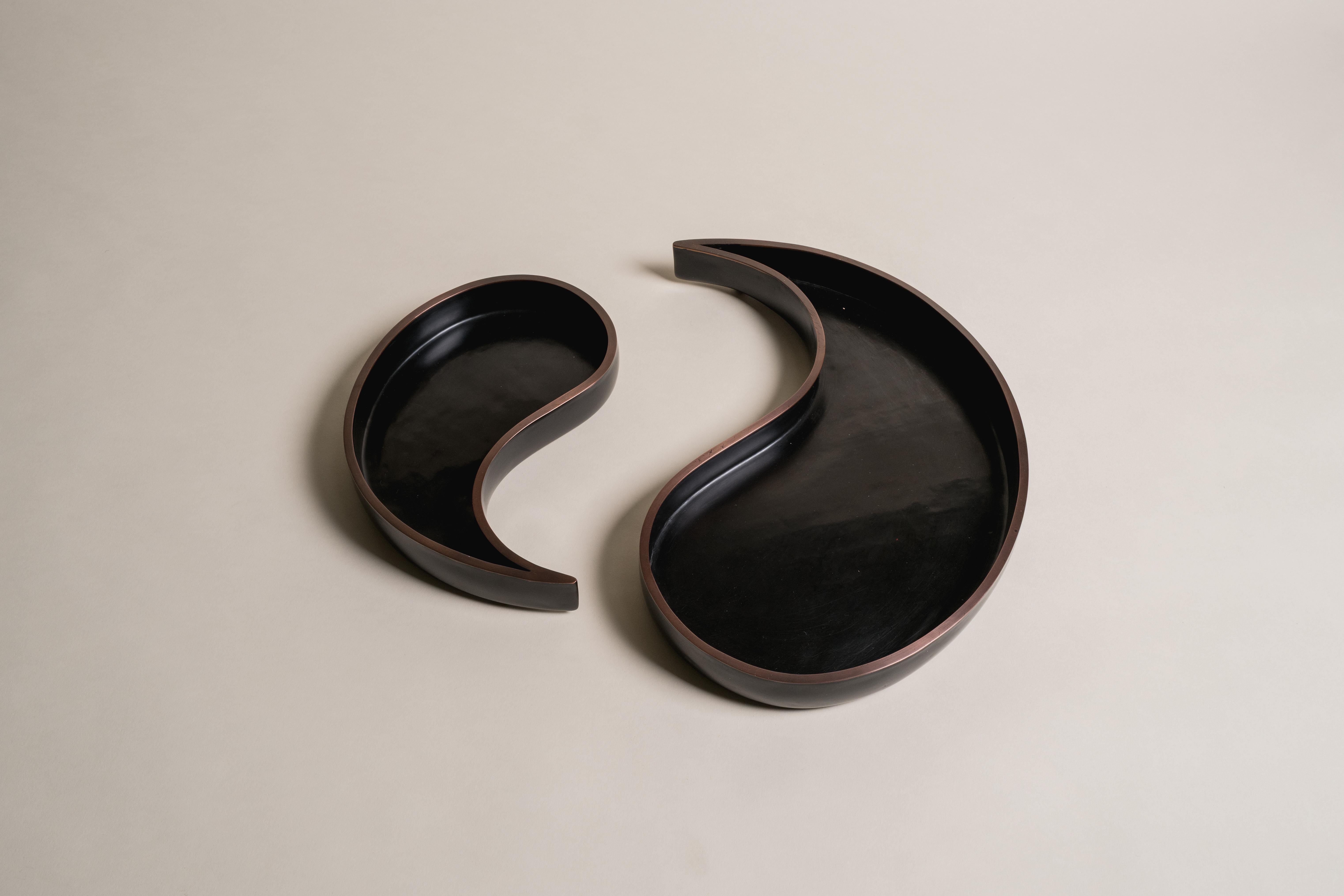 Zeitgenössisches schwarzes Lack-Tang-Design-Tablett-Set mit Kupferrand von Robert Kuo (21. Jahrhundert und zeitgenössisch) im Angebot