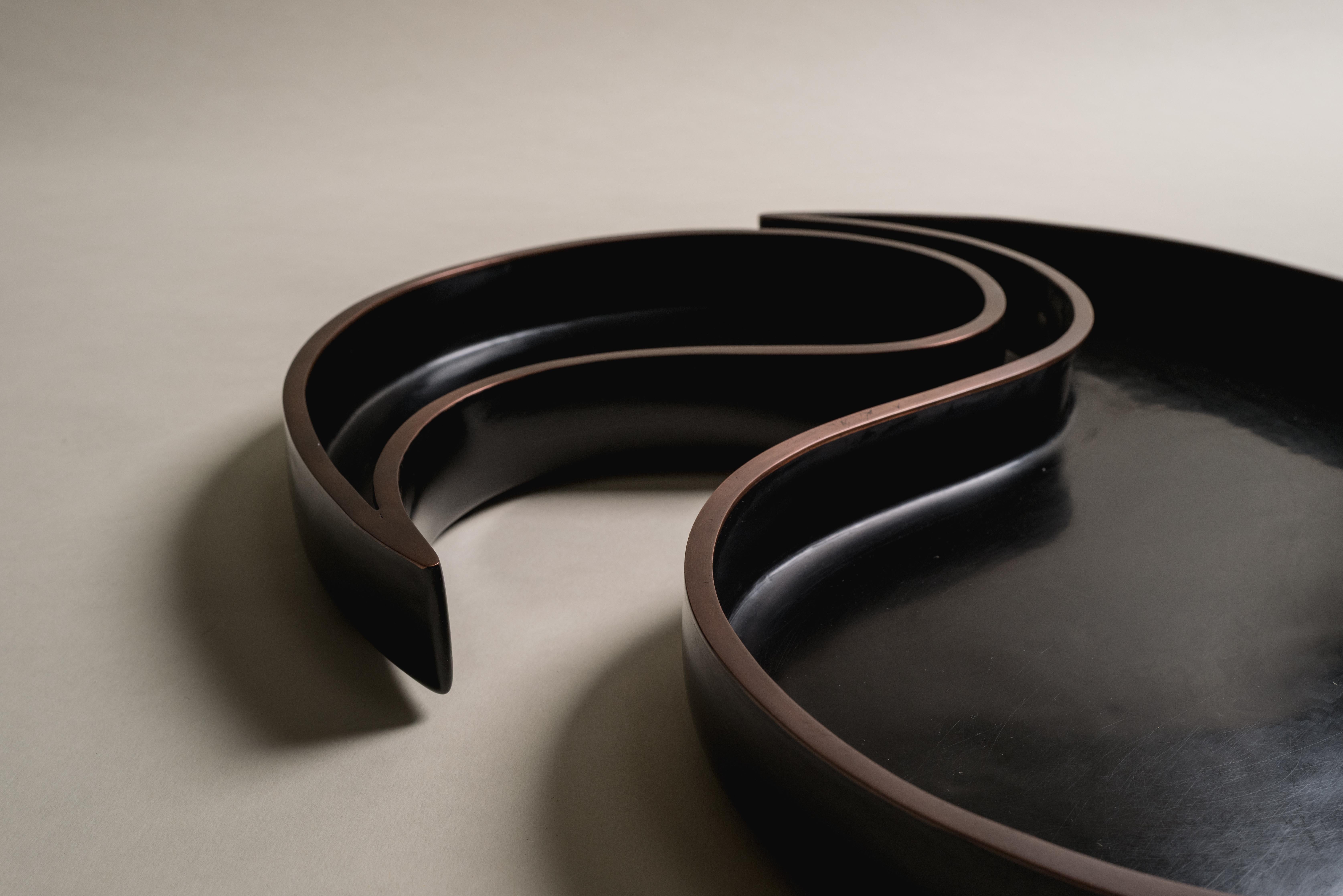 Zeitgenössisches schwarzes Lack-Tang-Design-Tablett-Set mit Kupferrand von Robert Kuo im Angebot 1