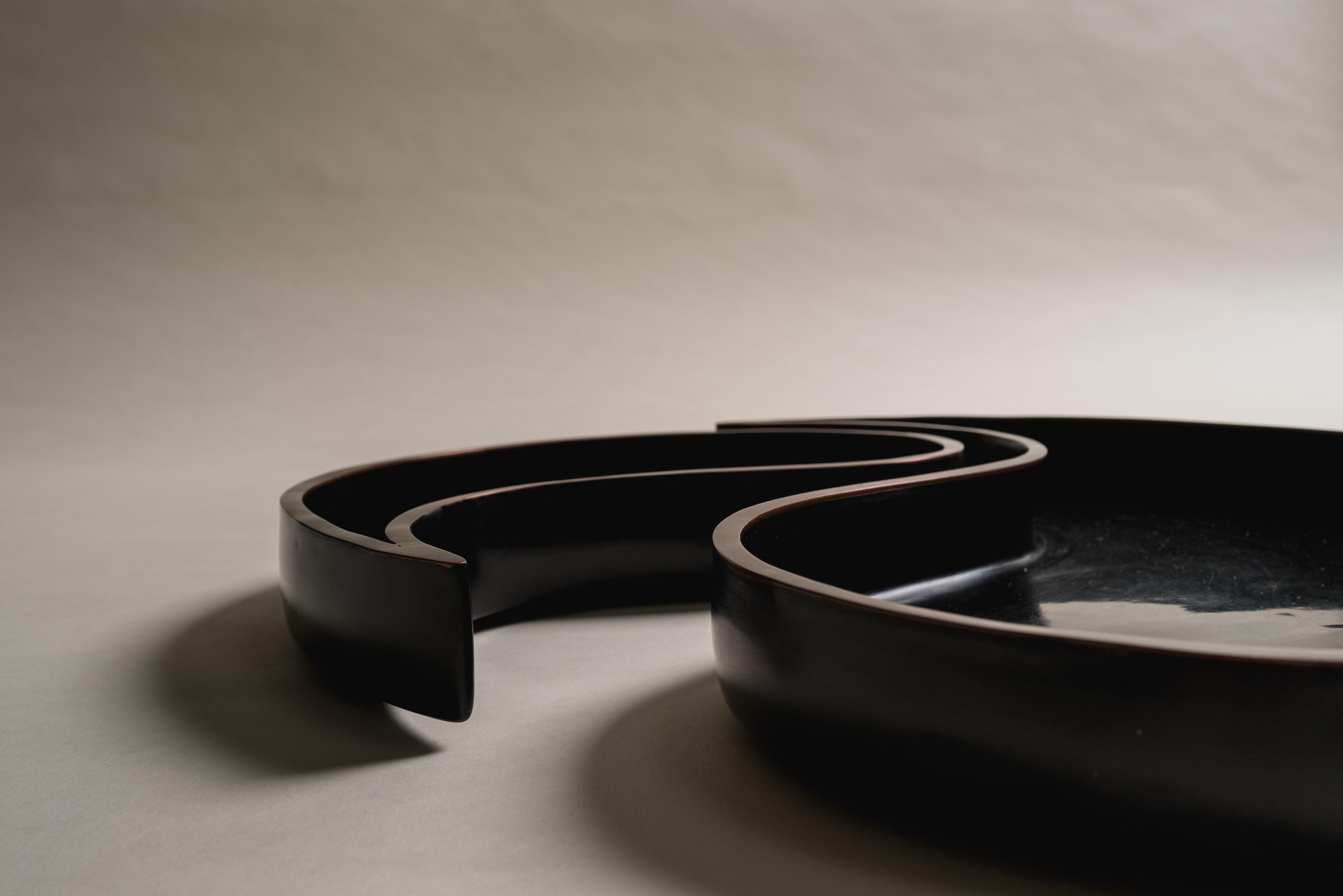 Zeitgenössisches schwarzes Lack-Tang-Design-Tablett-Set mit Kupferrand von Robert Kuo im Angebot 2