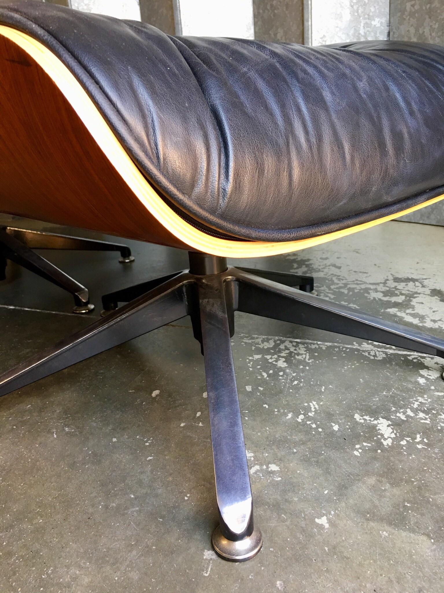 Contemporary black leather and plywood lounger with matching footstool In Fair Condition In London, GB