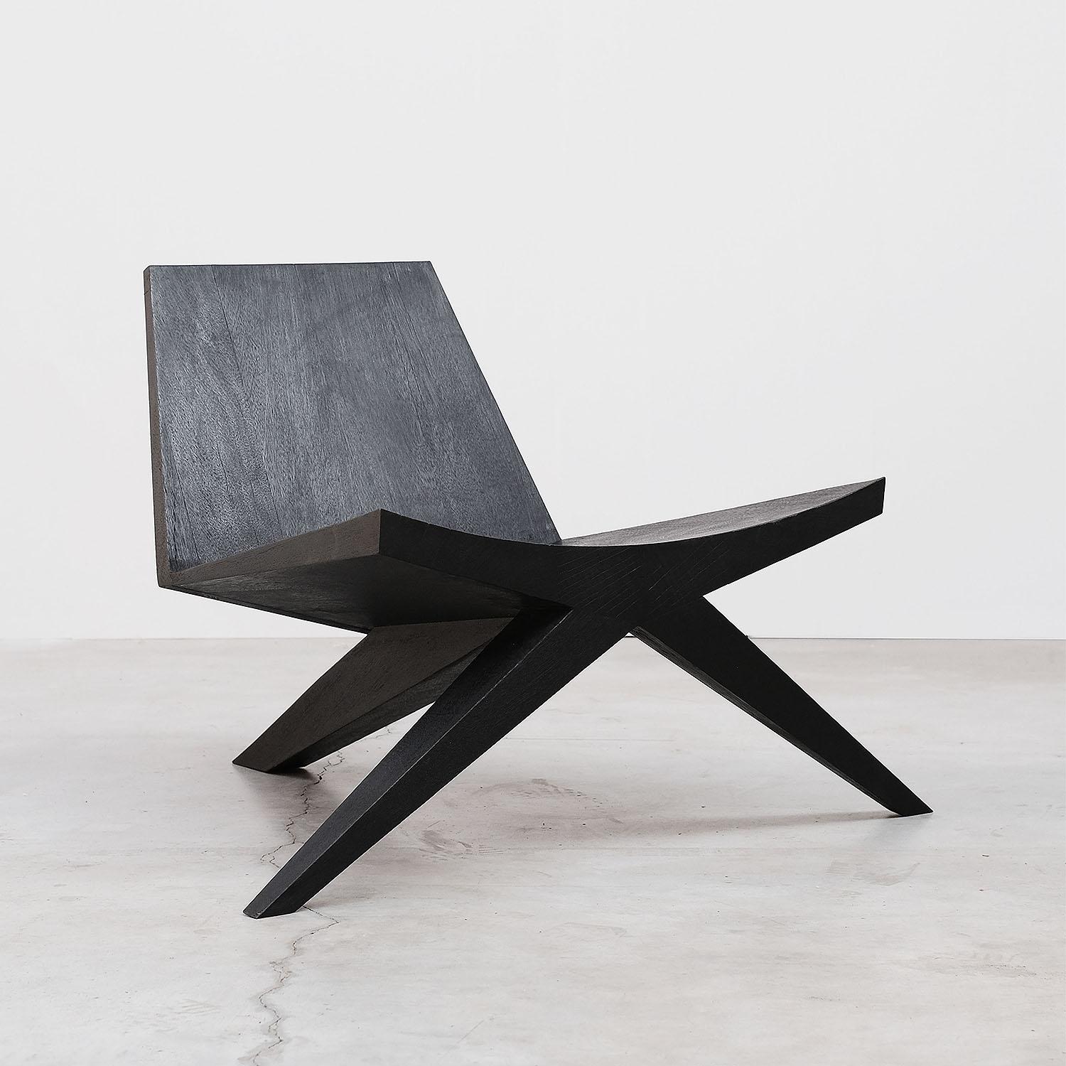 Moderner Loungesessel aus Iroko-Holz-V-Easy men chair von Arno Declercq

MATERIAL: 
Gebranntes und gewachstes Iroko-Holz.

Abmessungen: 
100 cm B x 90 cm L x 70 cm H
40 
