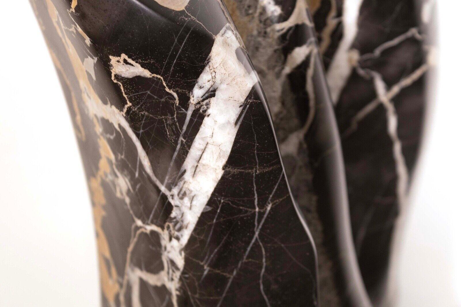 Sculpture abstraite contemporaine en marbre noir sur socle signée Lora Ross en vente 5