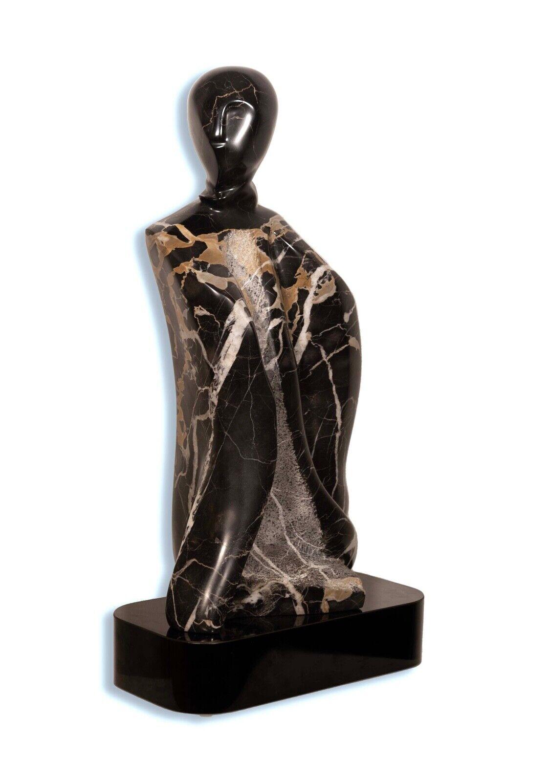Une élégante sculpture figurative abstraite contemporaine en marbre sur une base signée Lora Ross. Un merveilleux accent moderne dans un espace. Provenant d'une collection privée ; acheté à l'origine dans une galerie de Palm Springs, FL. Dimensions