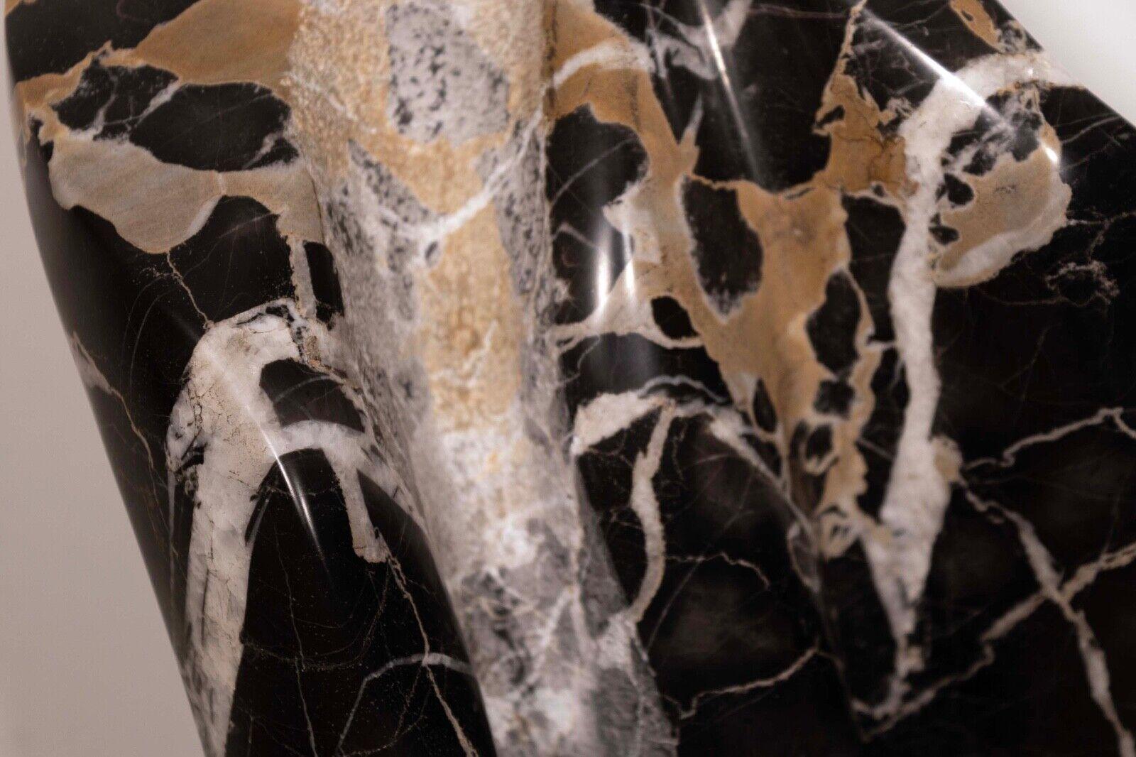 Sculpture abstraite contemporaine en marbre noir sur socle signée Lora Ross en vente 2