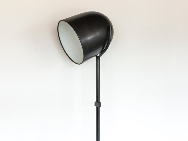 Zeitgenössische Stehlampe aus schwarzem Metall auf Rollen im Angebot bei  1stDibs