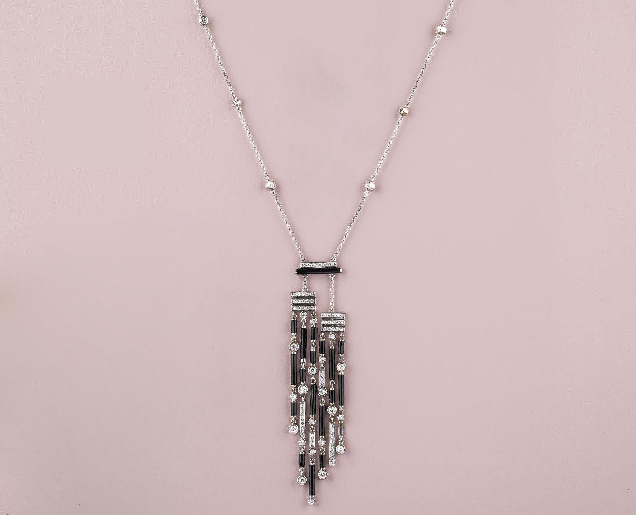 Die Halskette aus schwarzem Onyx und Diamanten ist ein fesselndes und modernes Schmuckstück, das aus massivem 18-karätigem Gold gefertigt ist. Die Halskette zeigt eine Kombination aus schwarzen rechteckigen Stäben und Perlen aus Onyx, einem