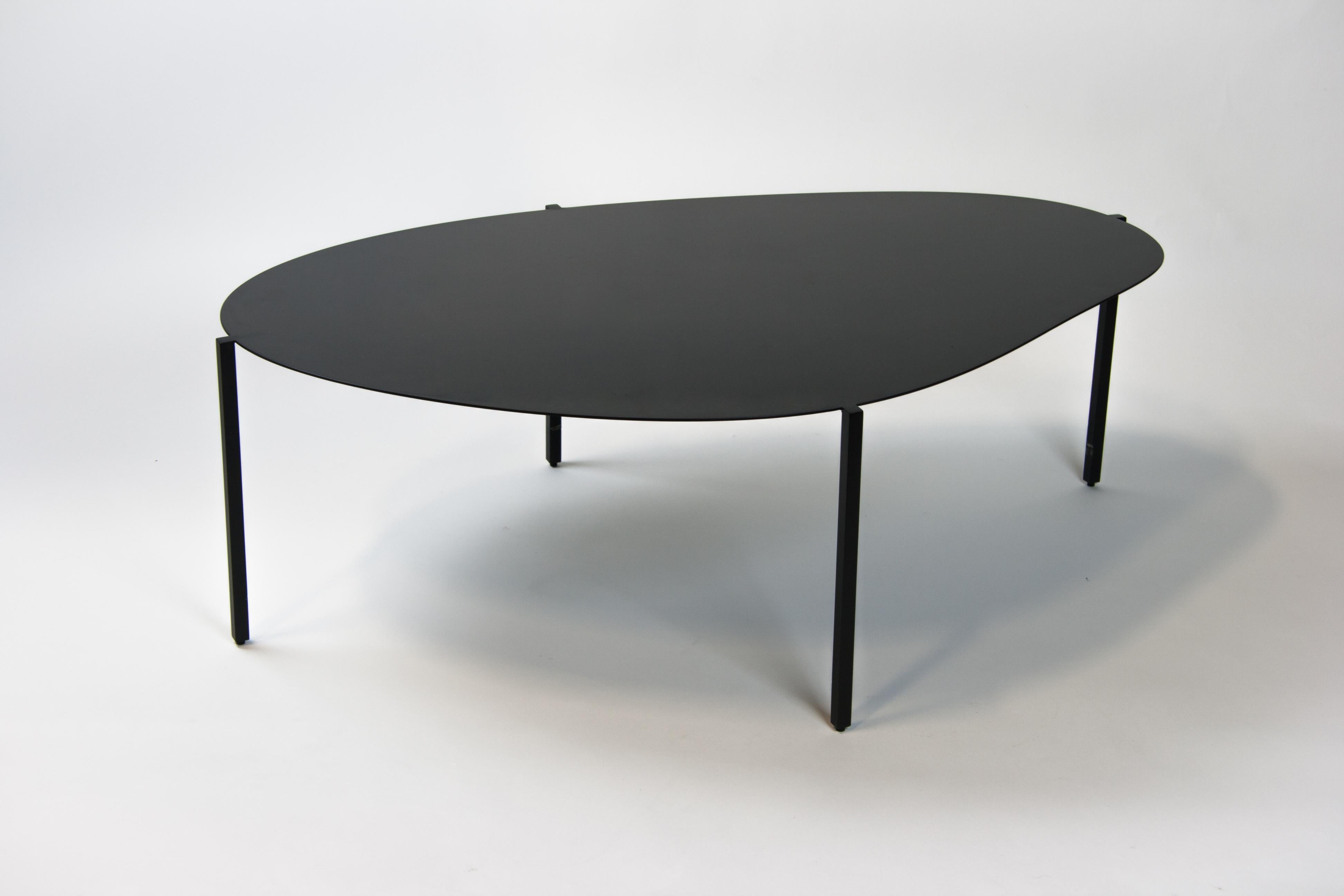 Moderne Table basse contemporaine minimaliste organique en acier peint en noir, États-Unis en vente
