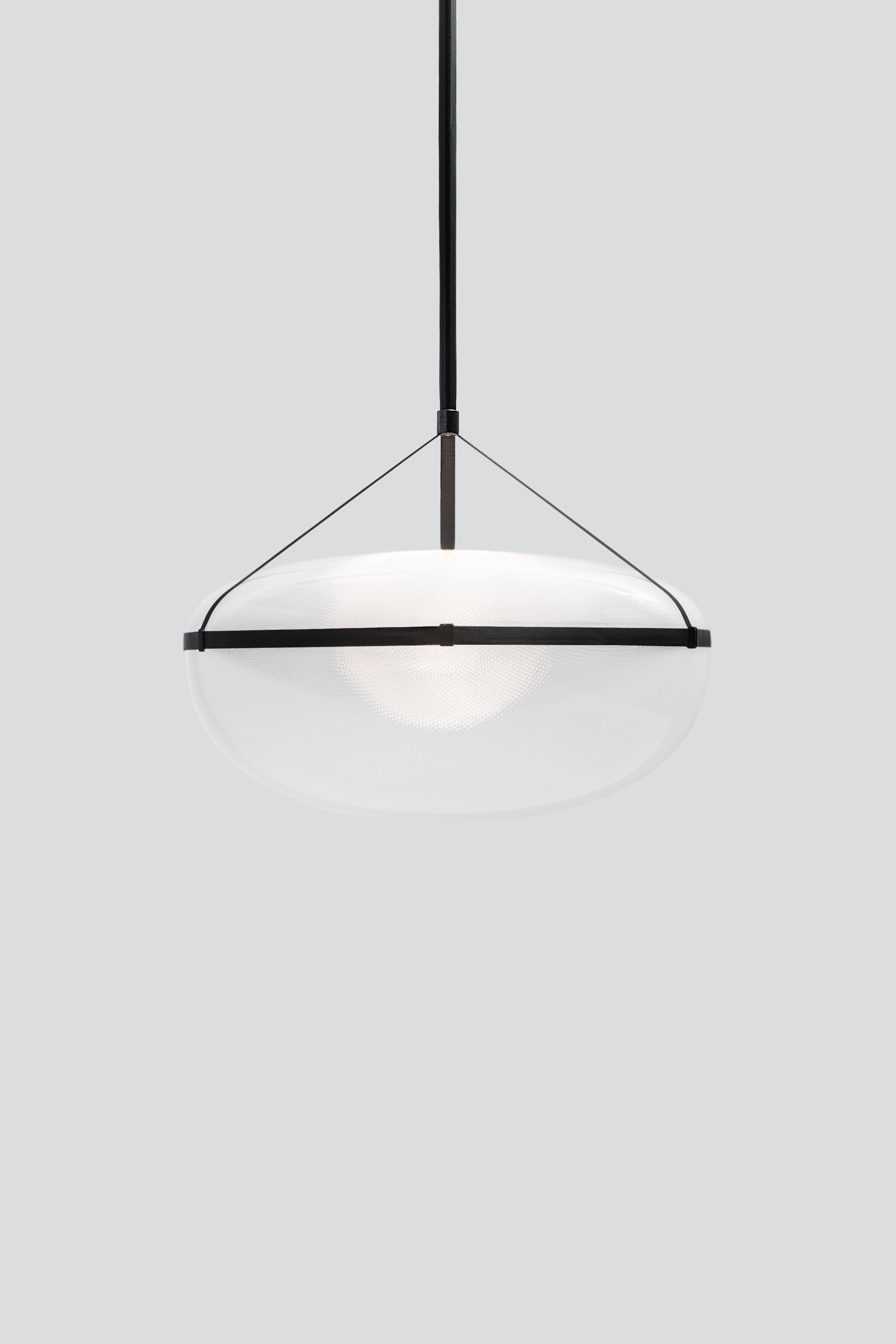 Lampada a sospensione contemporanea 'Iris

Elettrico : 
Tensione: 120 V - 277 V 
Lampada: LED integrale da 34 W 35 V DC

Il modello mostrato in foto:
- Dimensioni Diametro. 60 cm Altezza. 30 cm 
- Finitura: nero
- Altezza del filo: 300 cm (lunghezza