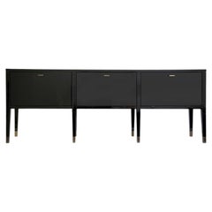 Credenza contemporanea in lacca nera effetto pianoforte con dettagli in ottone
