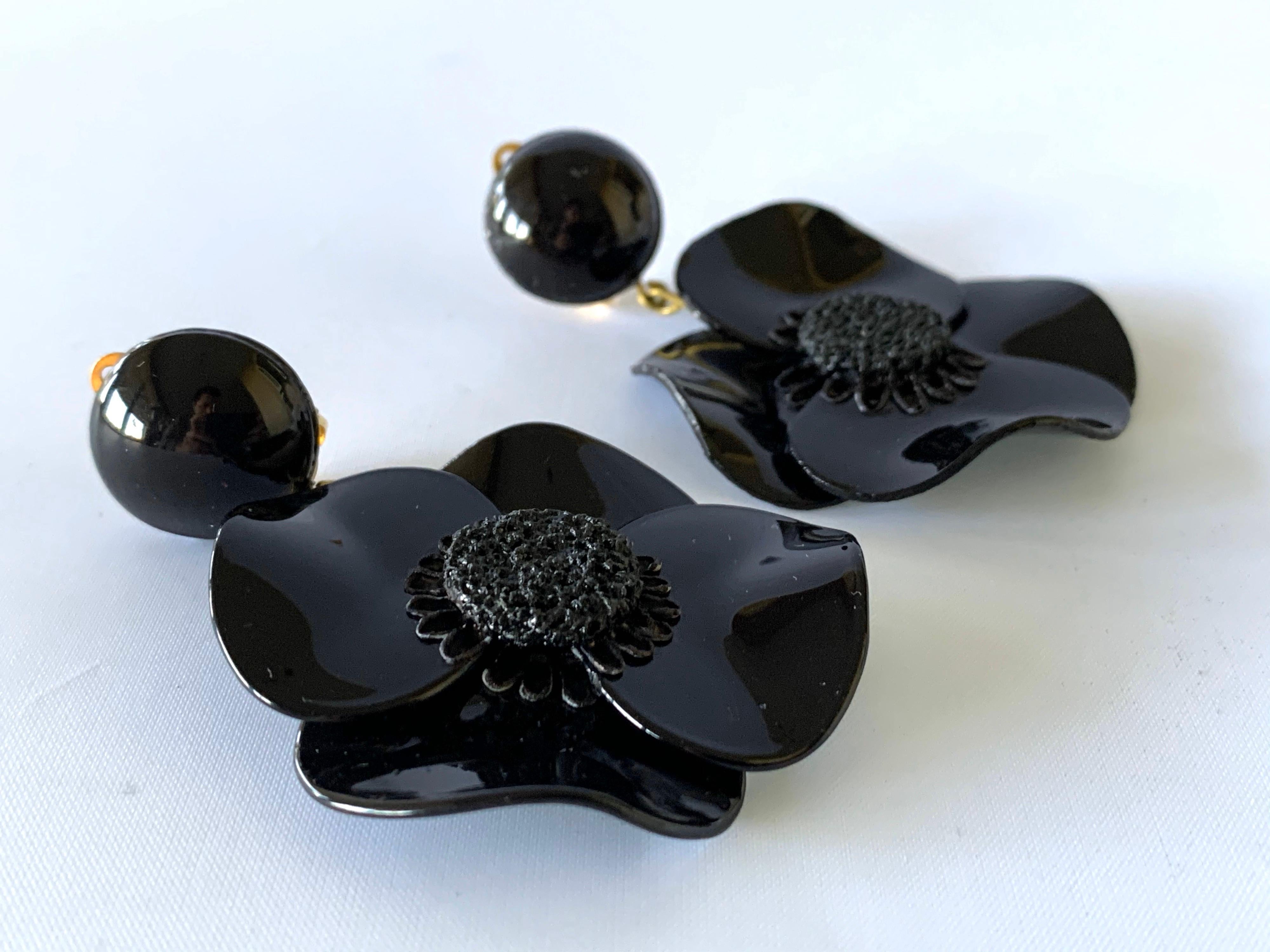 Light and easy to wear, these handmade artisanal contemporary clip-on earrings were made in Paris by Cilea. The lightweight clip-on earrings feature a single architectural enameline (enamel and resin composite) black poppy flower. The poppies are