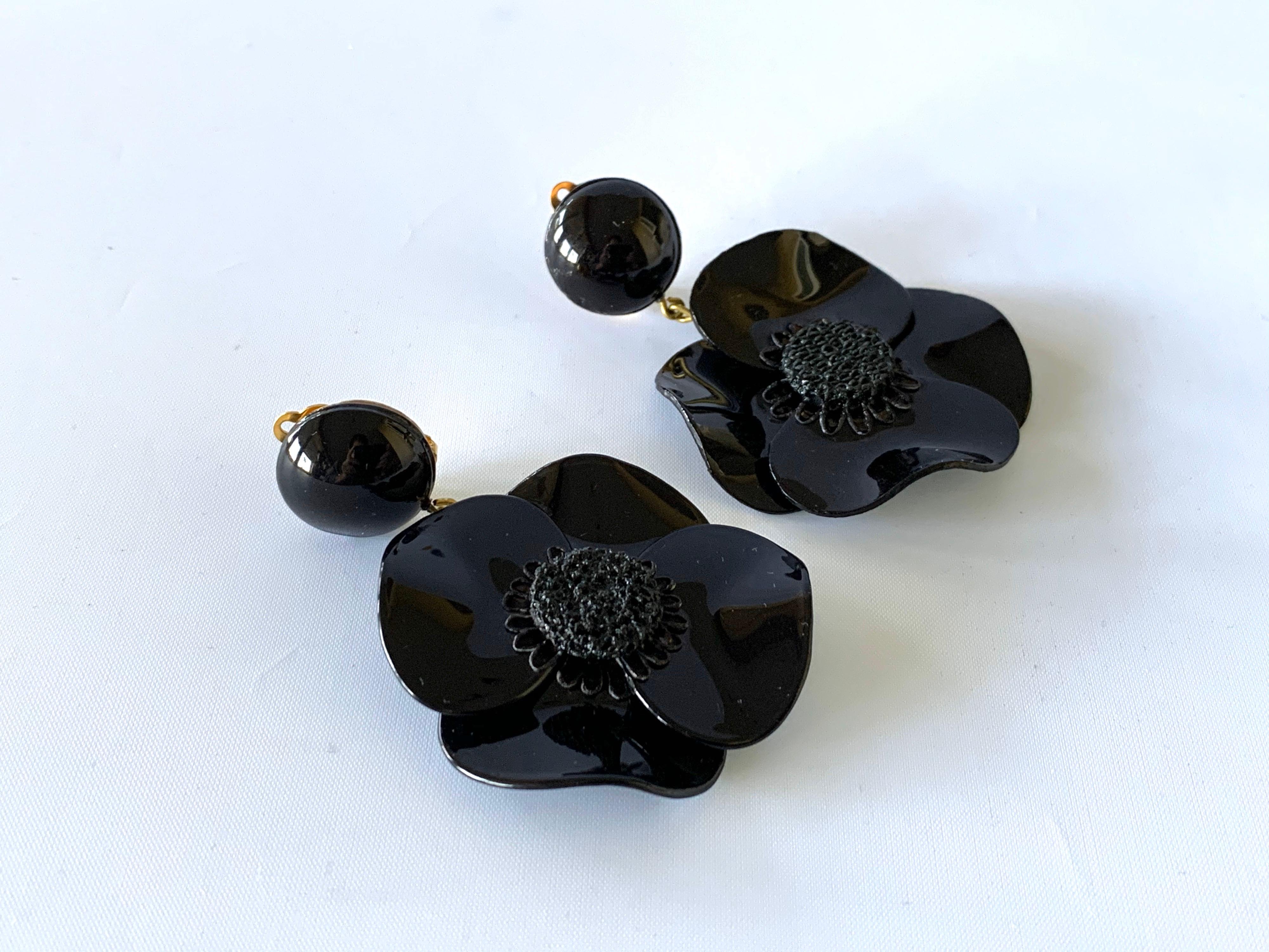 Contemporary Black Poppy Drop Statement Earrings In New Condition In Palm Springs, CA