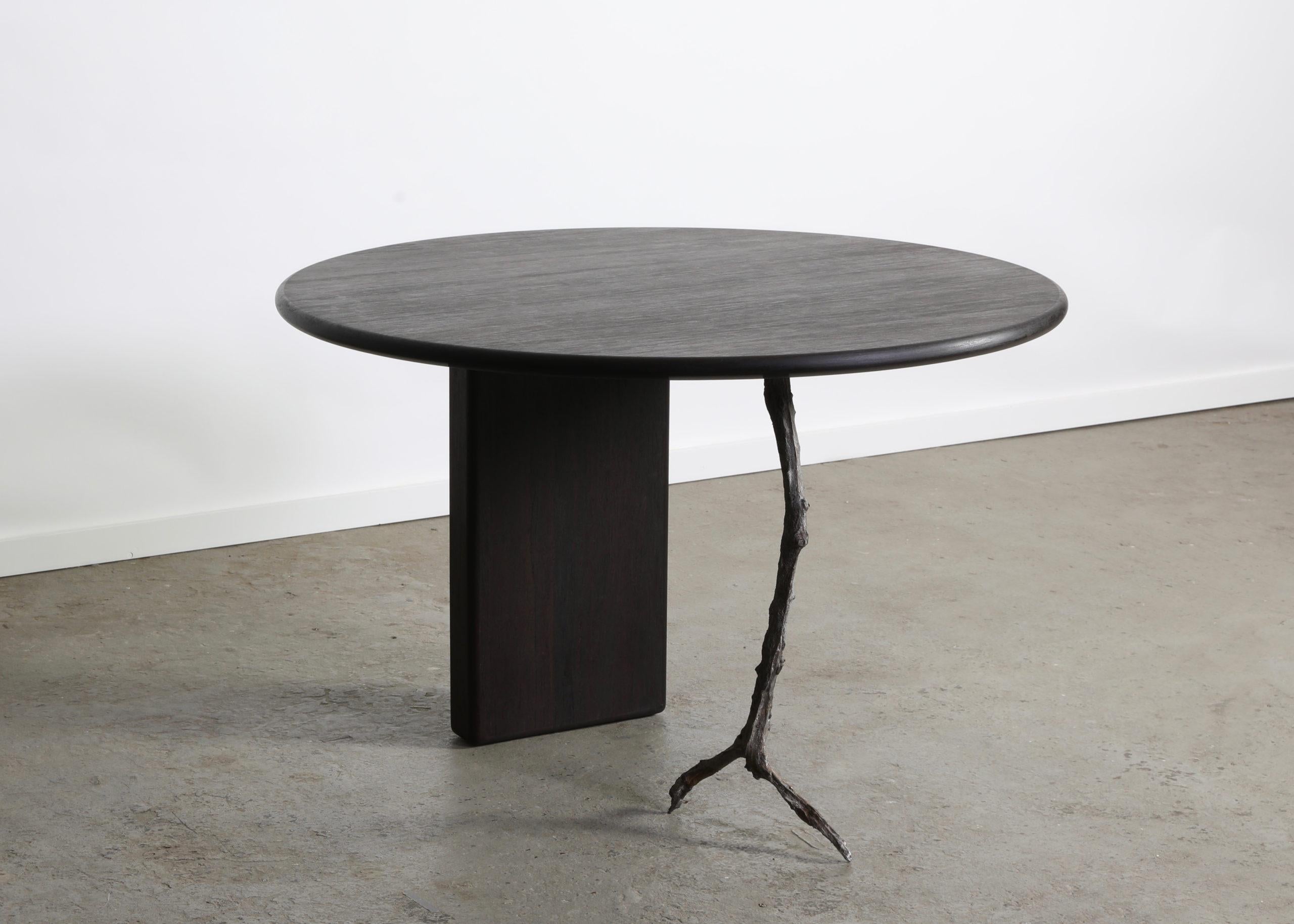 Moderne Table de salle à manger ronde moderne noire à chevrons, par Jesse Sanderson pour WDSTCK en vente