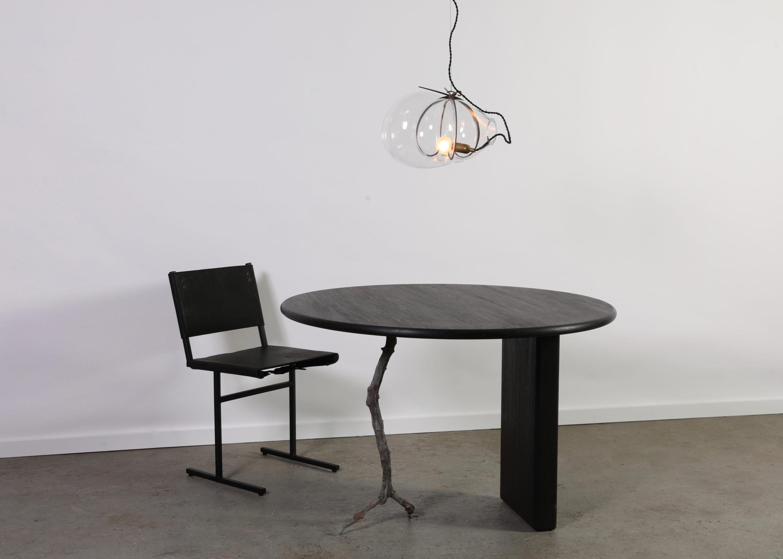 Néerlandais Table de salle à manger ronde moderne noire à chevrons, par Jesse Sanderson pour WDSTCK en vente