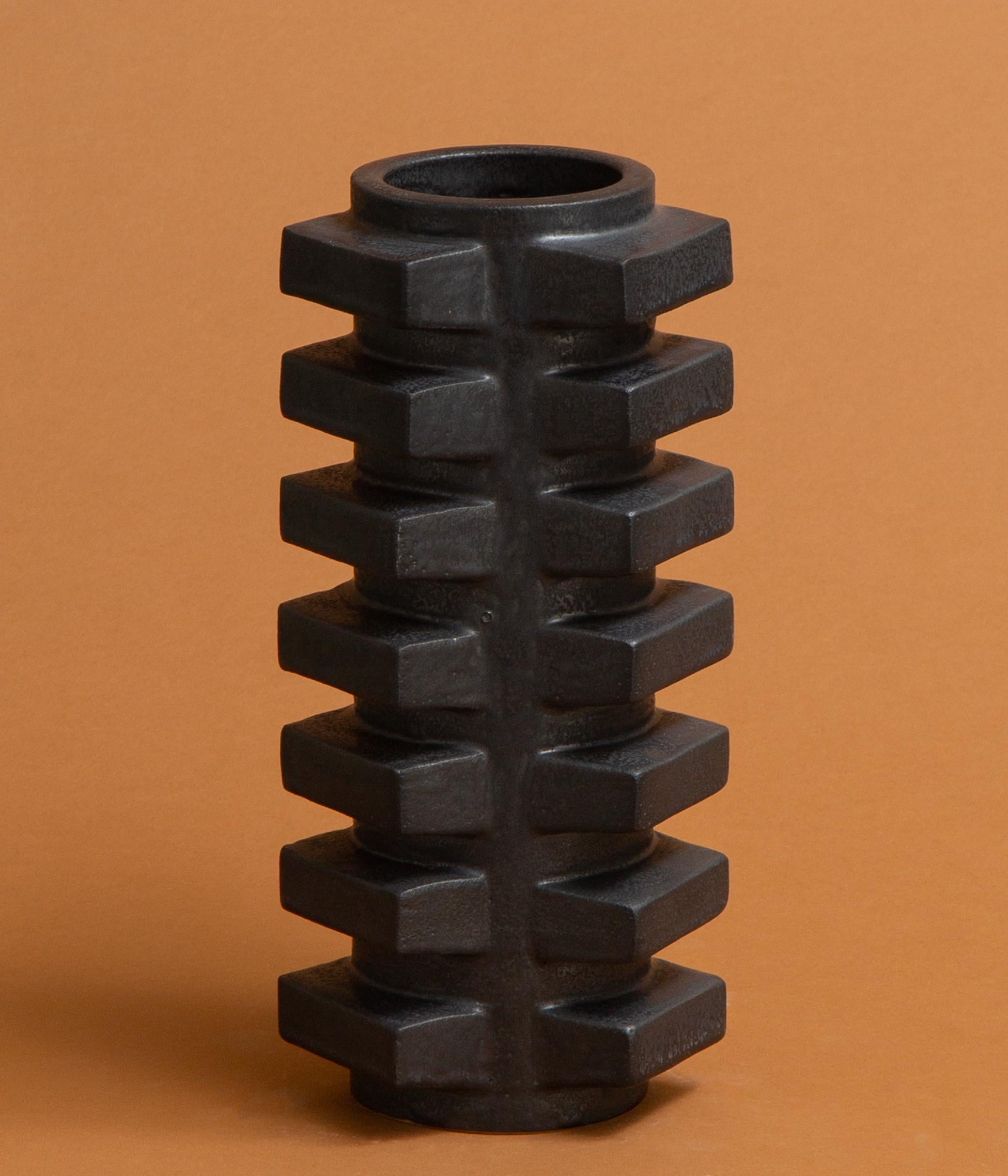 Scandinave moderne Contemporary, Black Sculptural Vase by Marie Beckman, En stock en vente