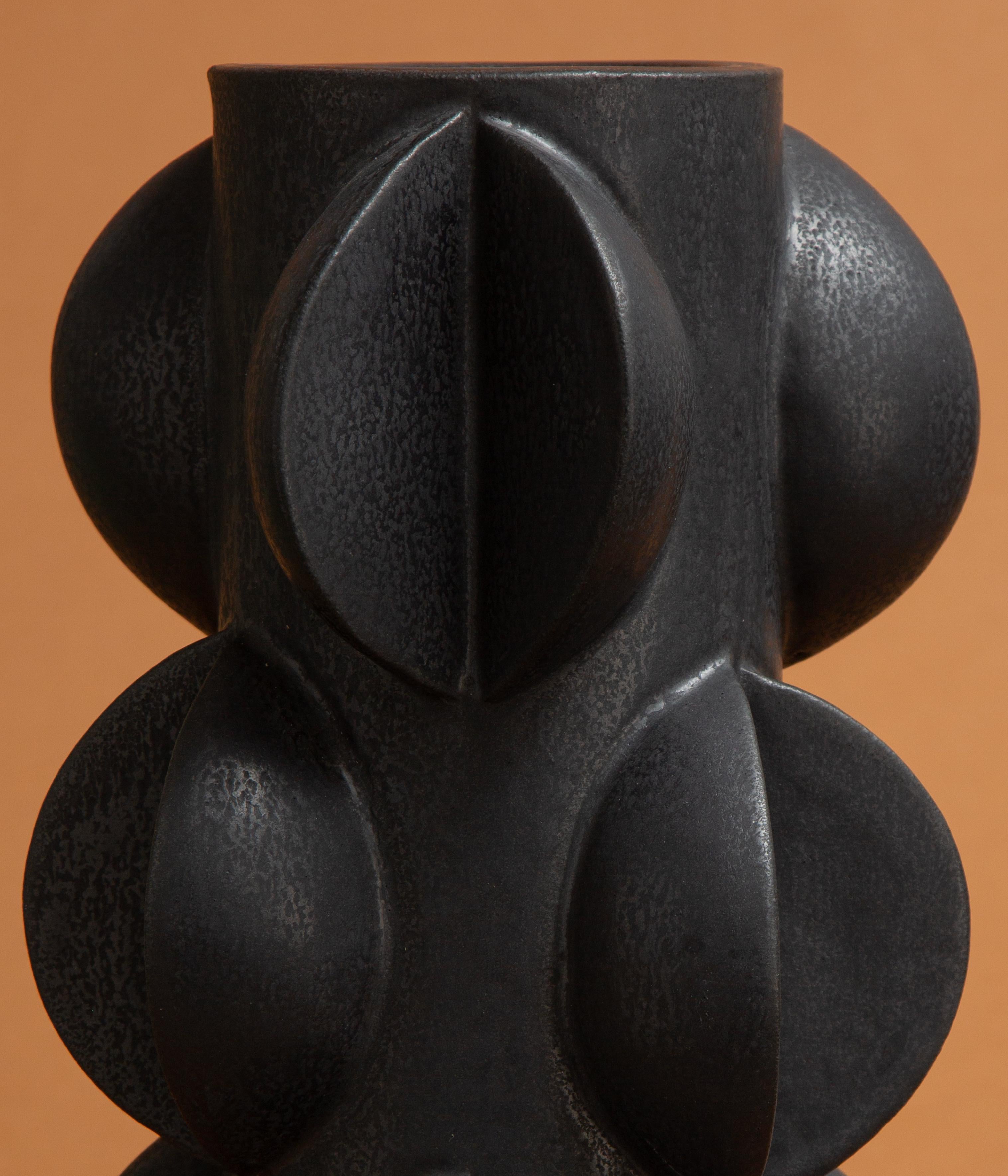 Suédois Contemporary, Black Sculptural Vase by Marie Beckman, En stock en vente