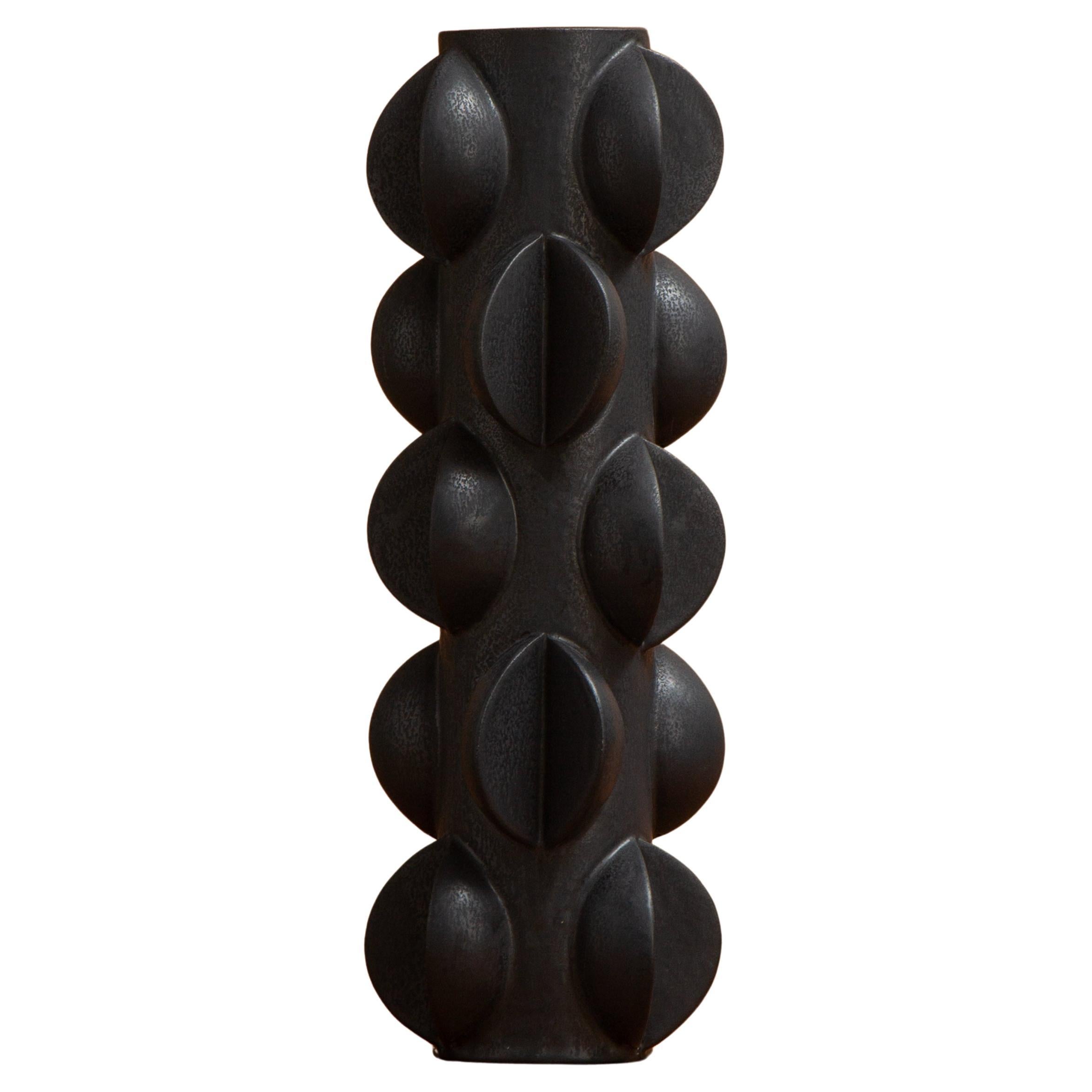 Contemporary, Schwarze skulpturale Vase von Marie Beckman, Vorrätig