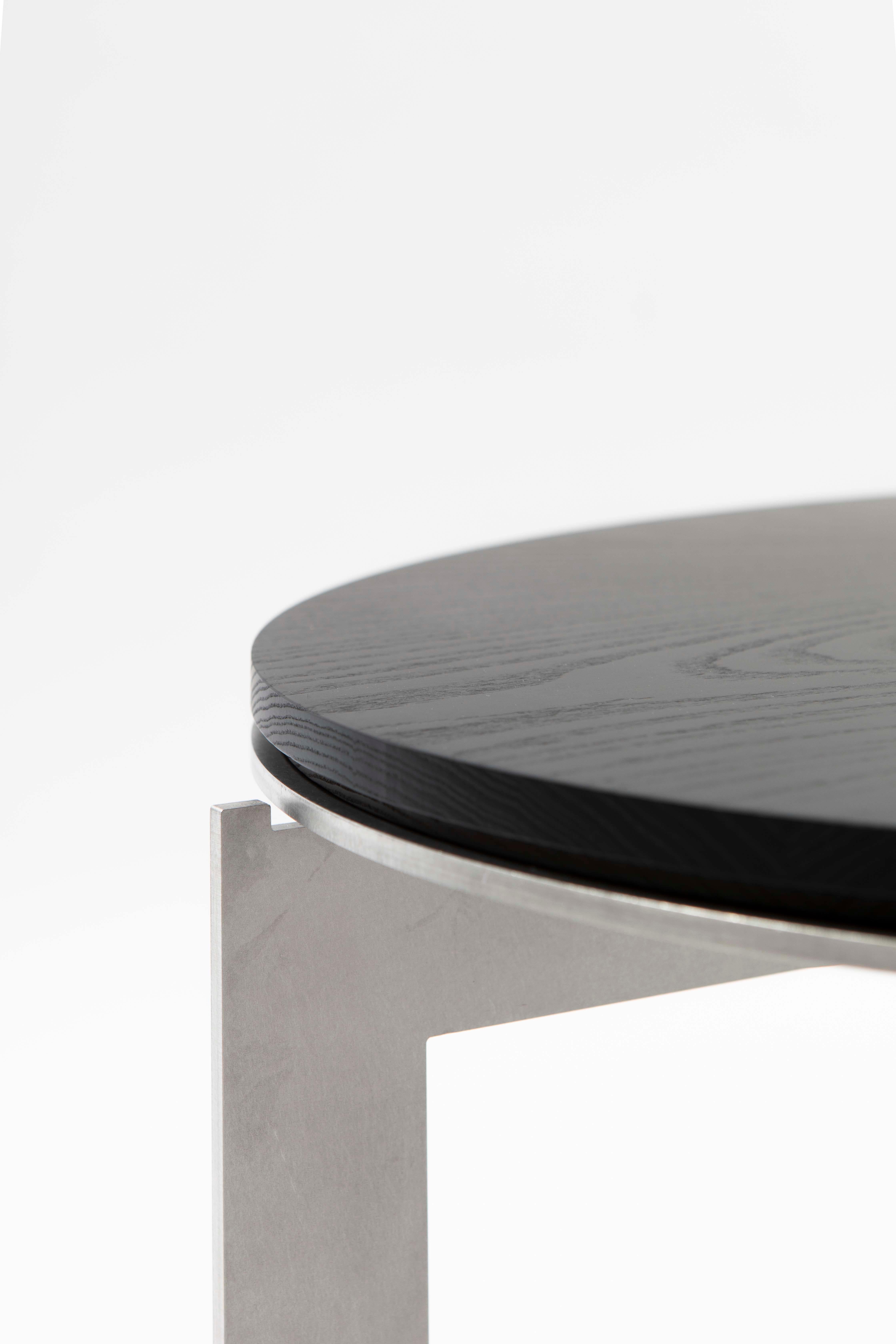 Belge Table d'appoint ovale contemporaine et moderne en forme d'ellipse, acier et bois de frêne noir, Belgique en vente