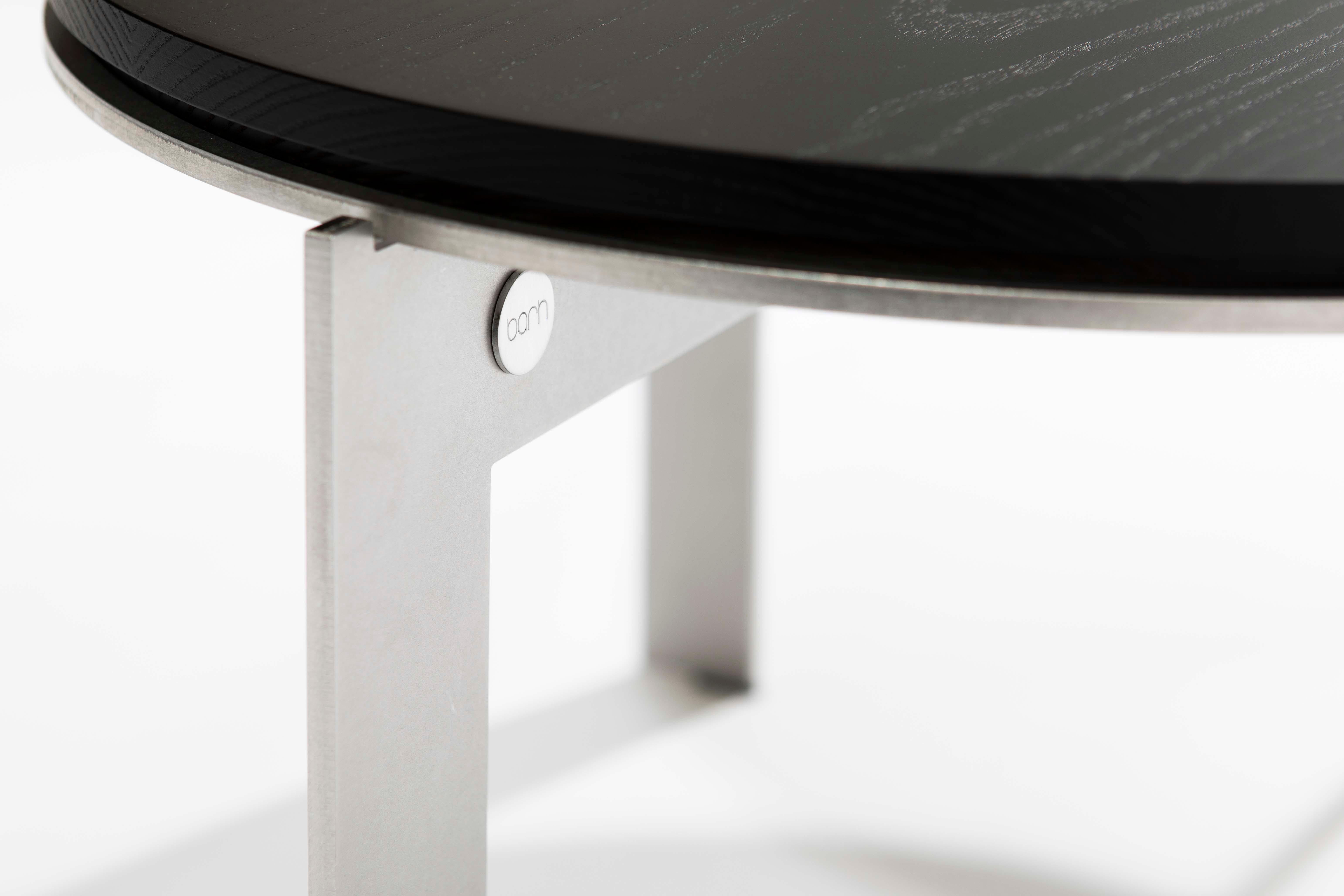 Brossé Table d'appoint ovale contemporaine et moderne en forme d'ellipse, acier et bois de frêne noir, Belgique en vente