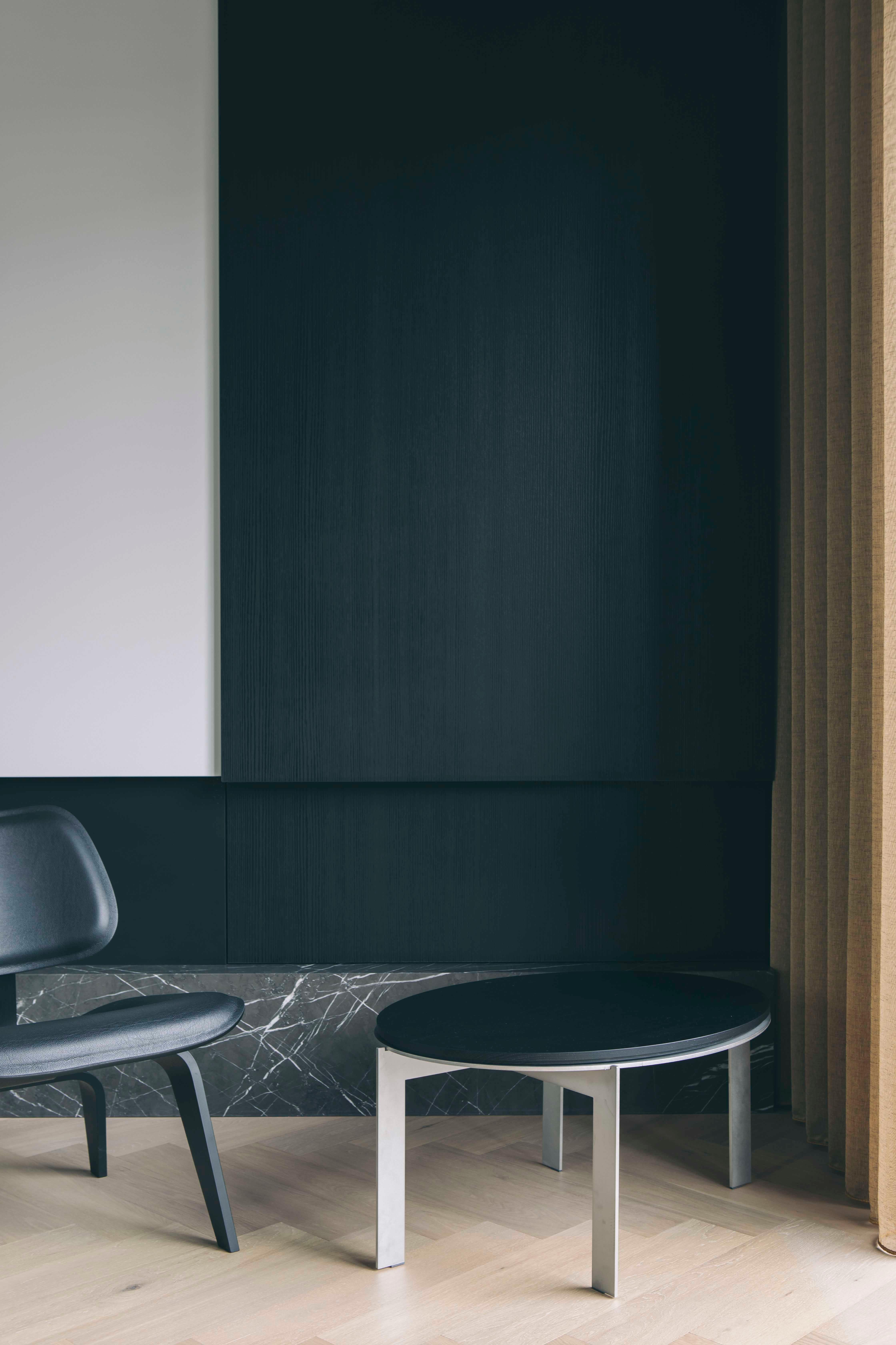 XXI secolo e contemporaneo Tavolino ovale ellittico moderno e contemporaneo, acciaio e legno di frassino nero, Belgio in vendita