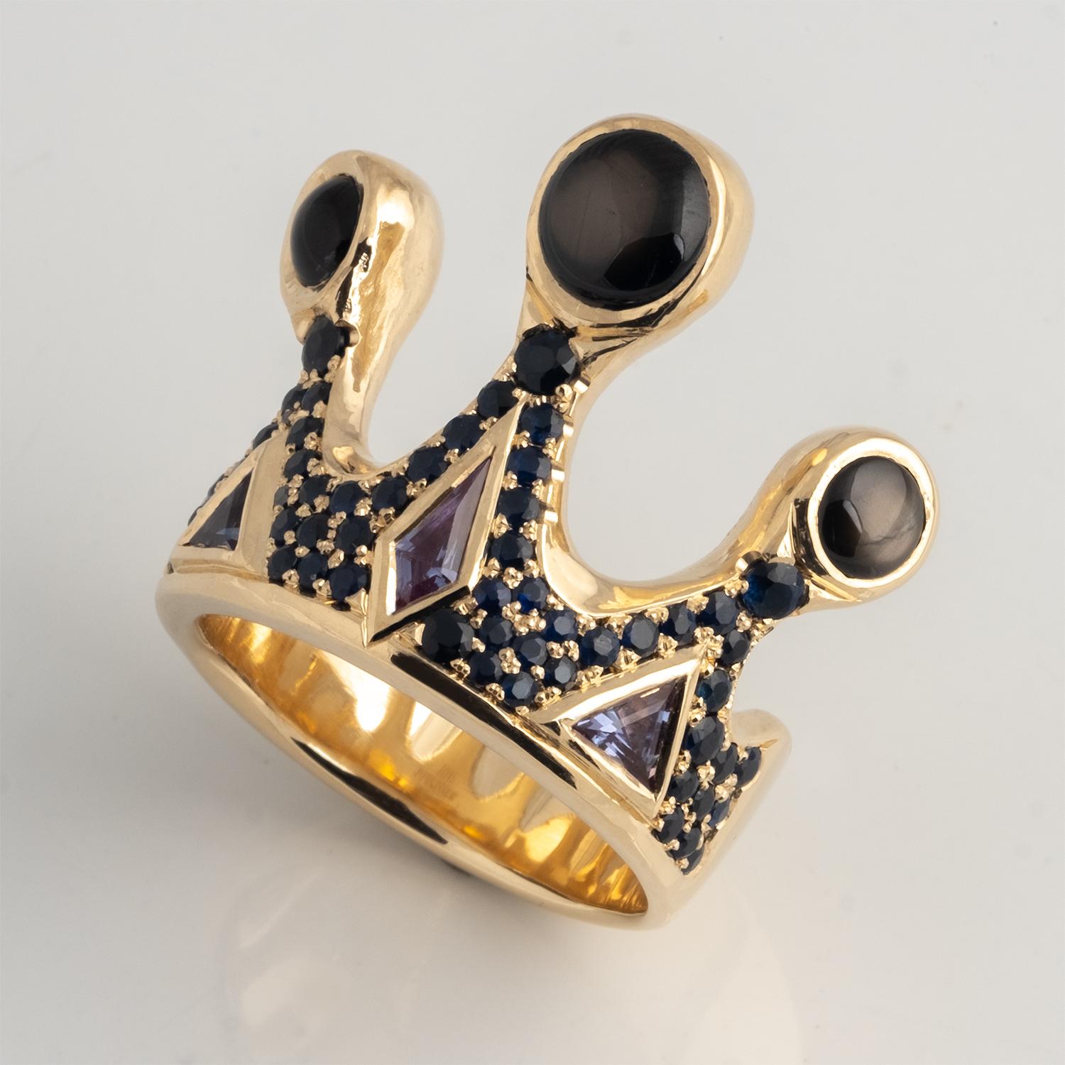 Taille brillant Bague couronne pour homme en or jaune 10 carats, saphir étoilé noir et saphir bleu en vente