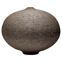 Vaso contemporaneo in ceramica nera di Rachel Peters, Medio, In magazzino.