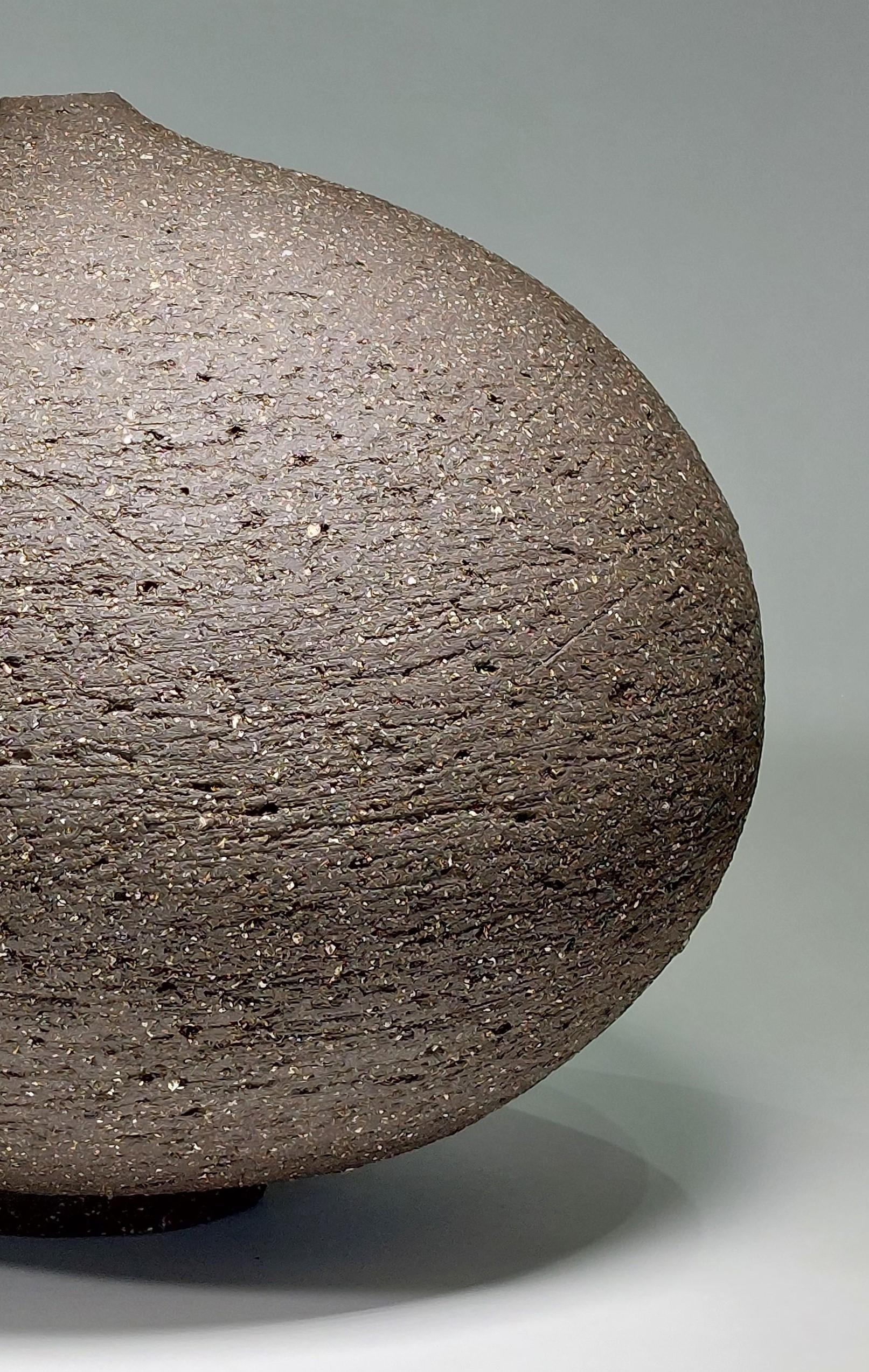 Fatto a mano Vaso contemporaneo in ceramica nera di Rachel Peters, Grande, In magazzino. in vendita