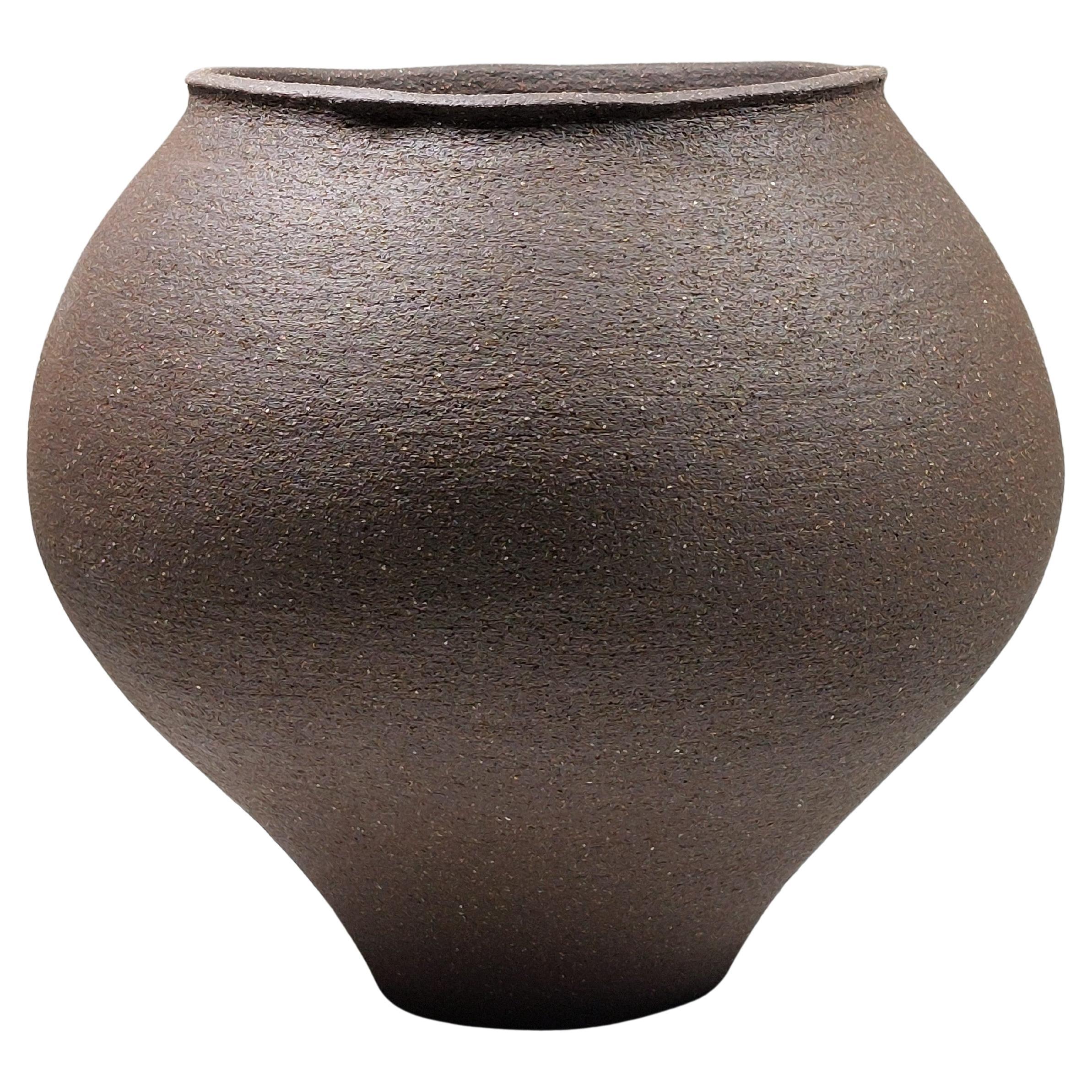 Recipiente Contemporáneo de Cerámica de Gres Negro by Rachel Peters, Corto, En Stock.