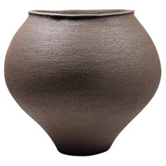 Recipiente Contemporáneo de Cerámica de Gres Negro by Rachel Peters, Corto, En Stock.