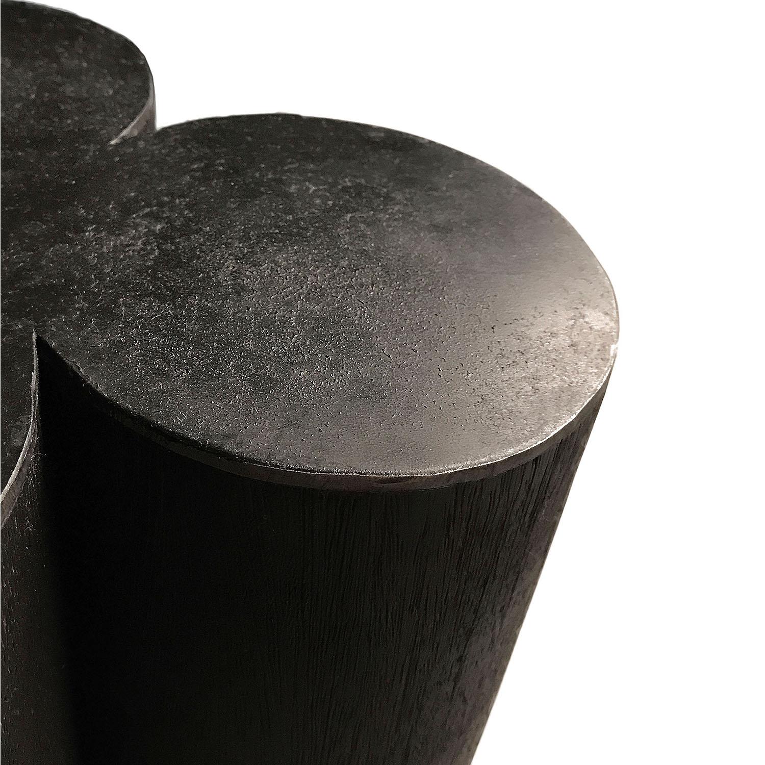 Belge Tabouret noir contemporain en bois d'iroko, Senufo par Arno Declercq en vente