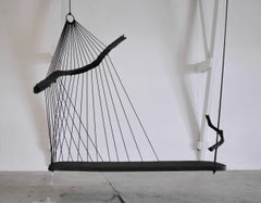 Moderne schwarze Holz-Doppelbank / Swing, schwebende Divan von Chiel Kuijl