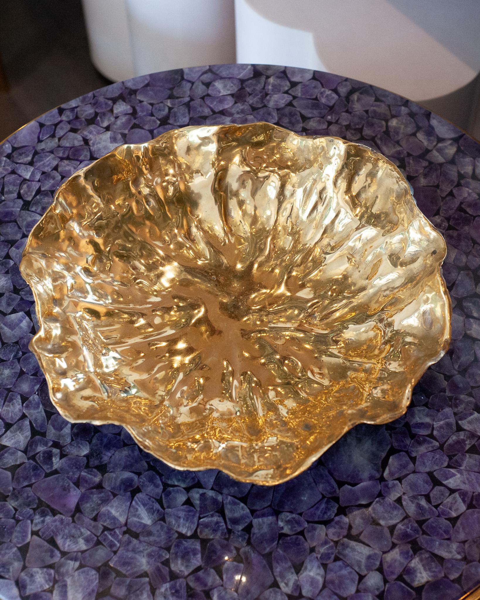 Thailandese Vassoio Lilypad contemporaneo in ottone annerito con interno in ottone lucido in vendita