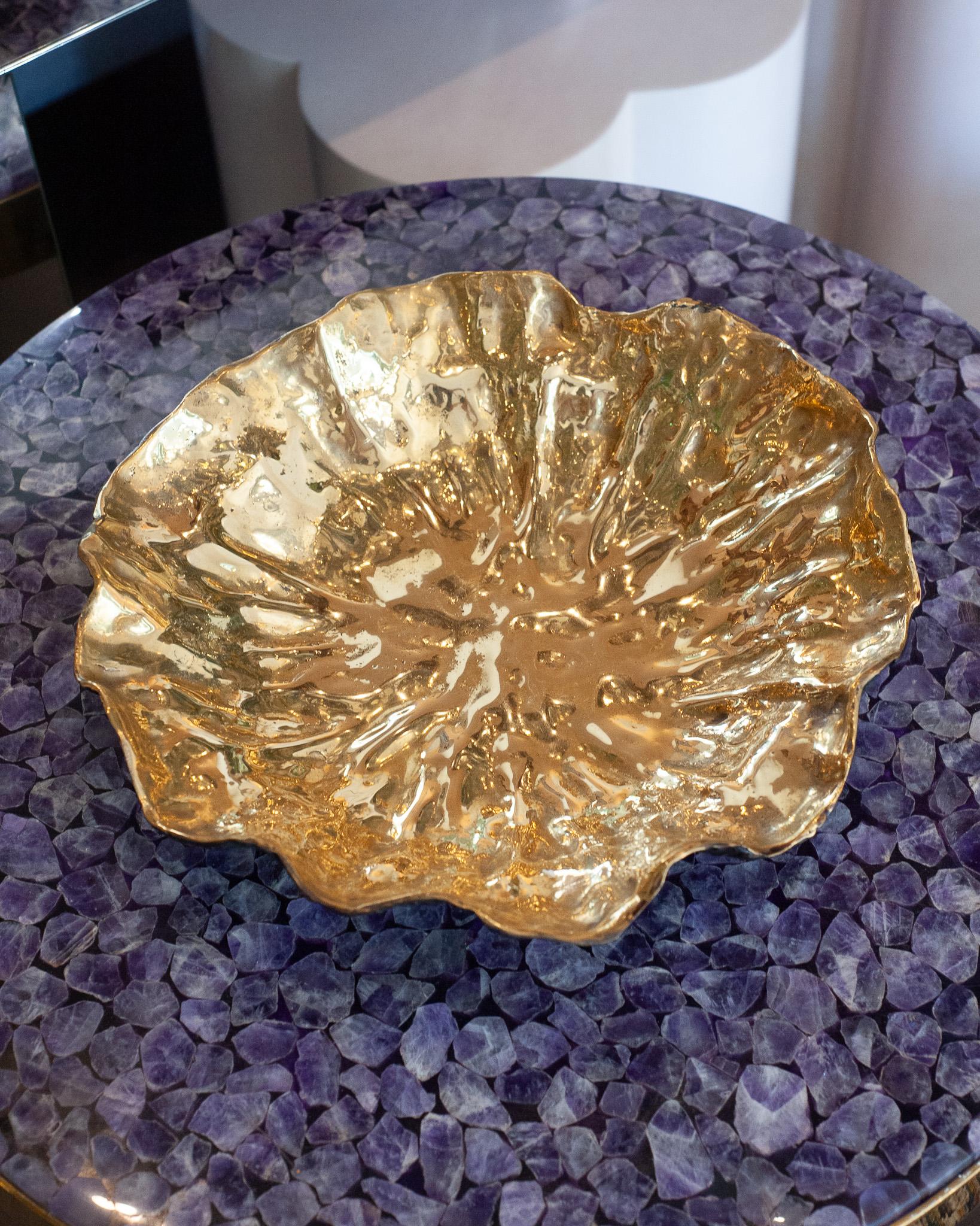 Lucidato Vassoio Lilypad contemporaneo in ottone annerito con interno in ottone lucido in vendita