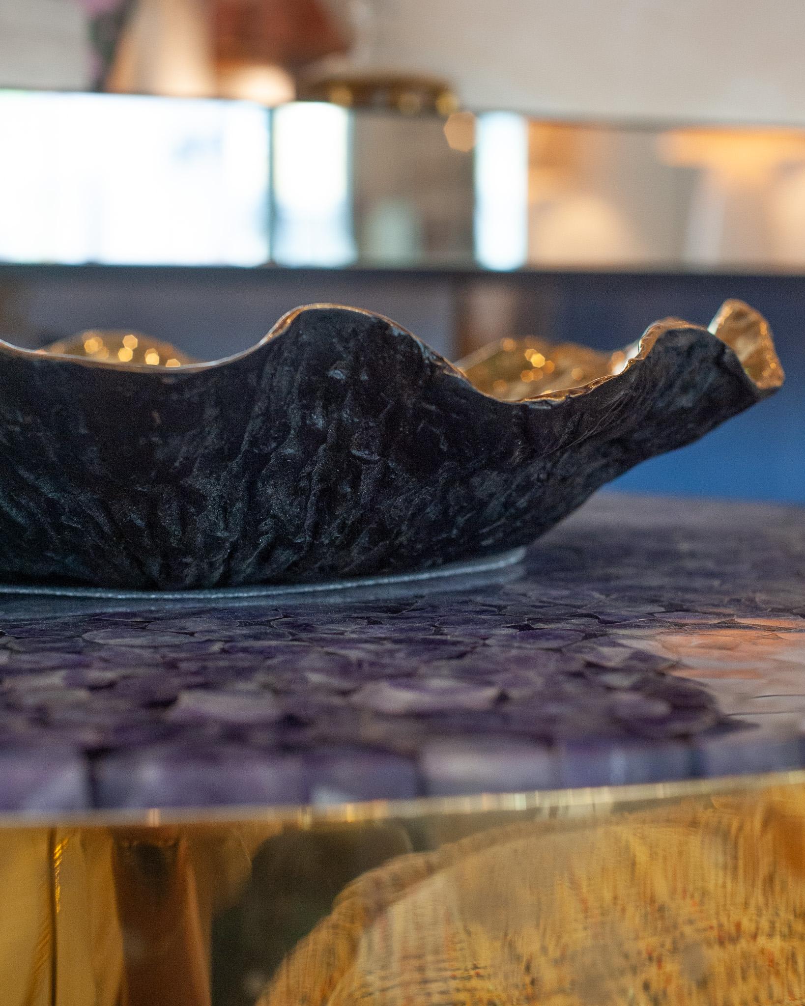 Vassoio Lilypad contemporaneo in ottone annerito con interno in ottone lucido In condizioni Nuovo in vendita a Toronto, ON